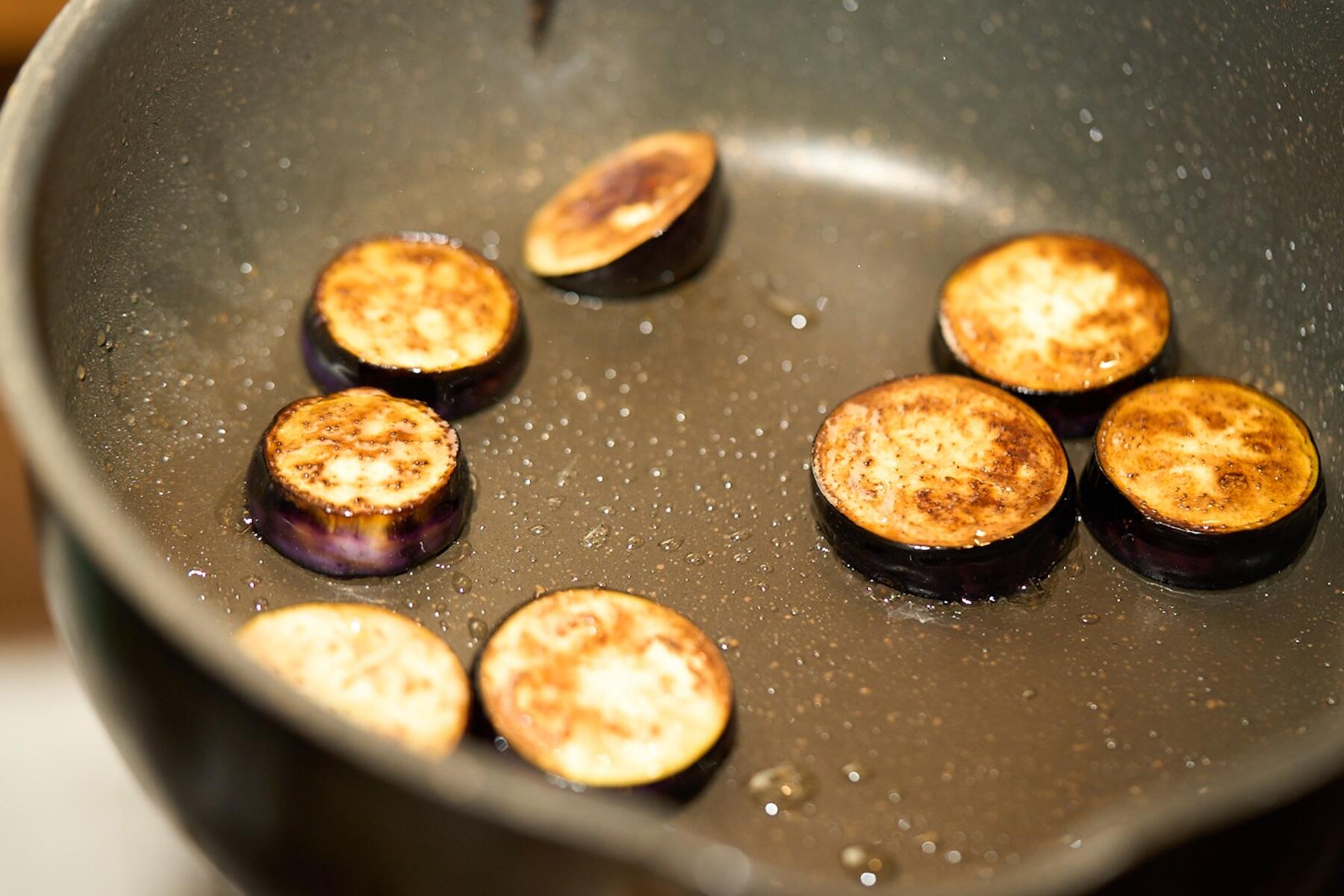 麻婆なすを仕上げる