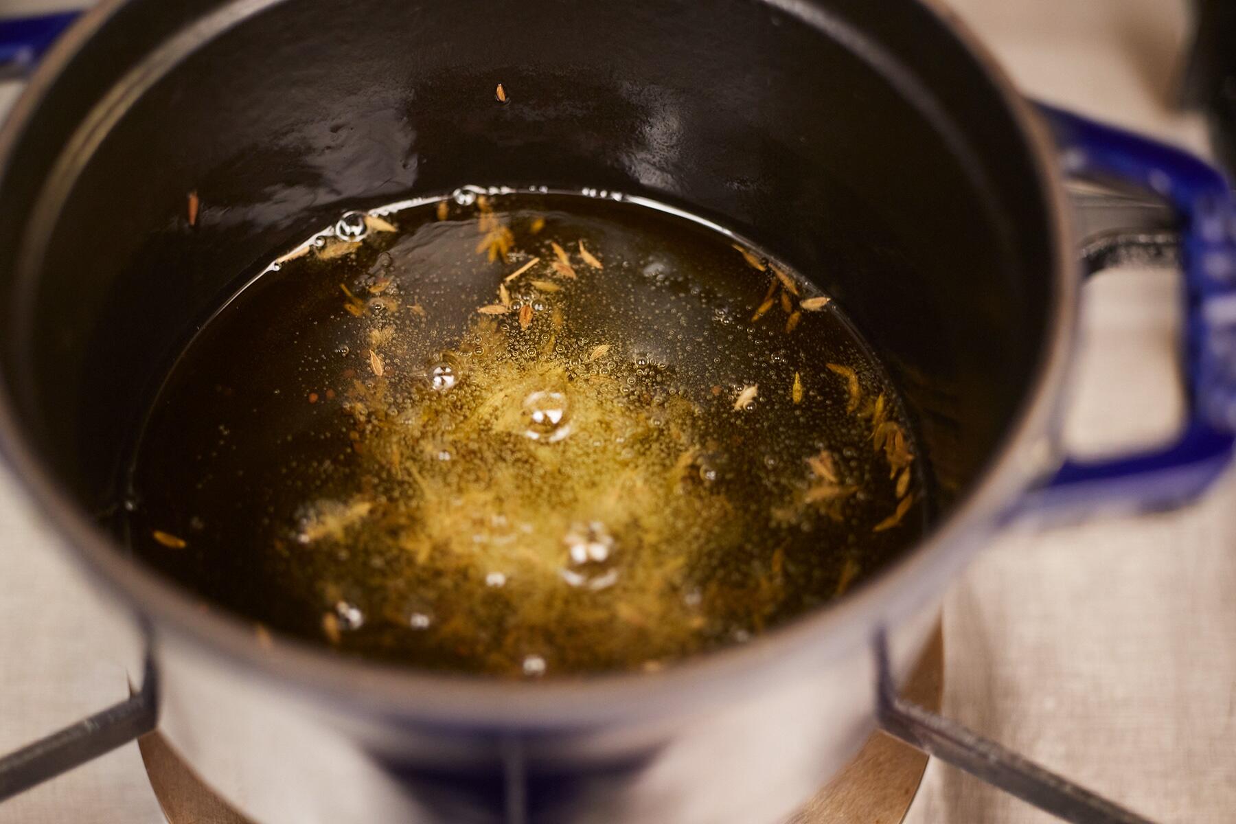 スパイスを火にかける