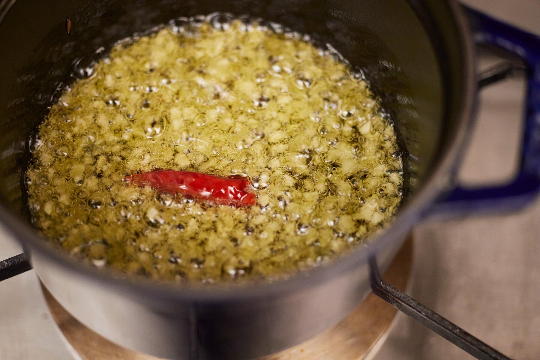 スパイスを火にかける