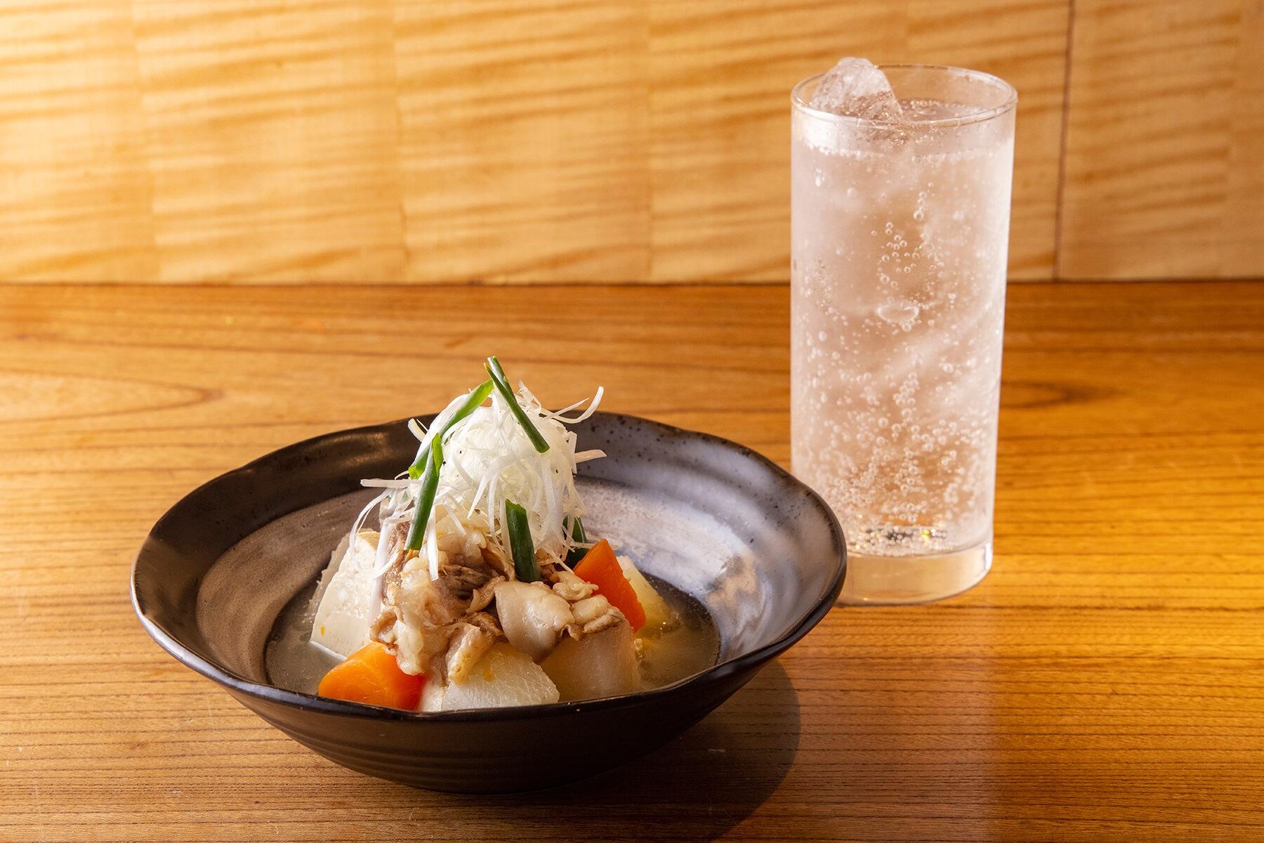 ソーダ割りで牛すじ豆腐