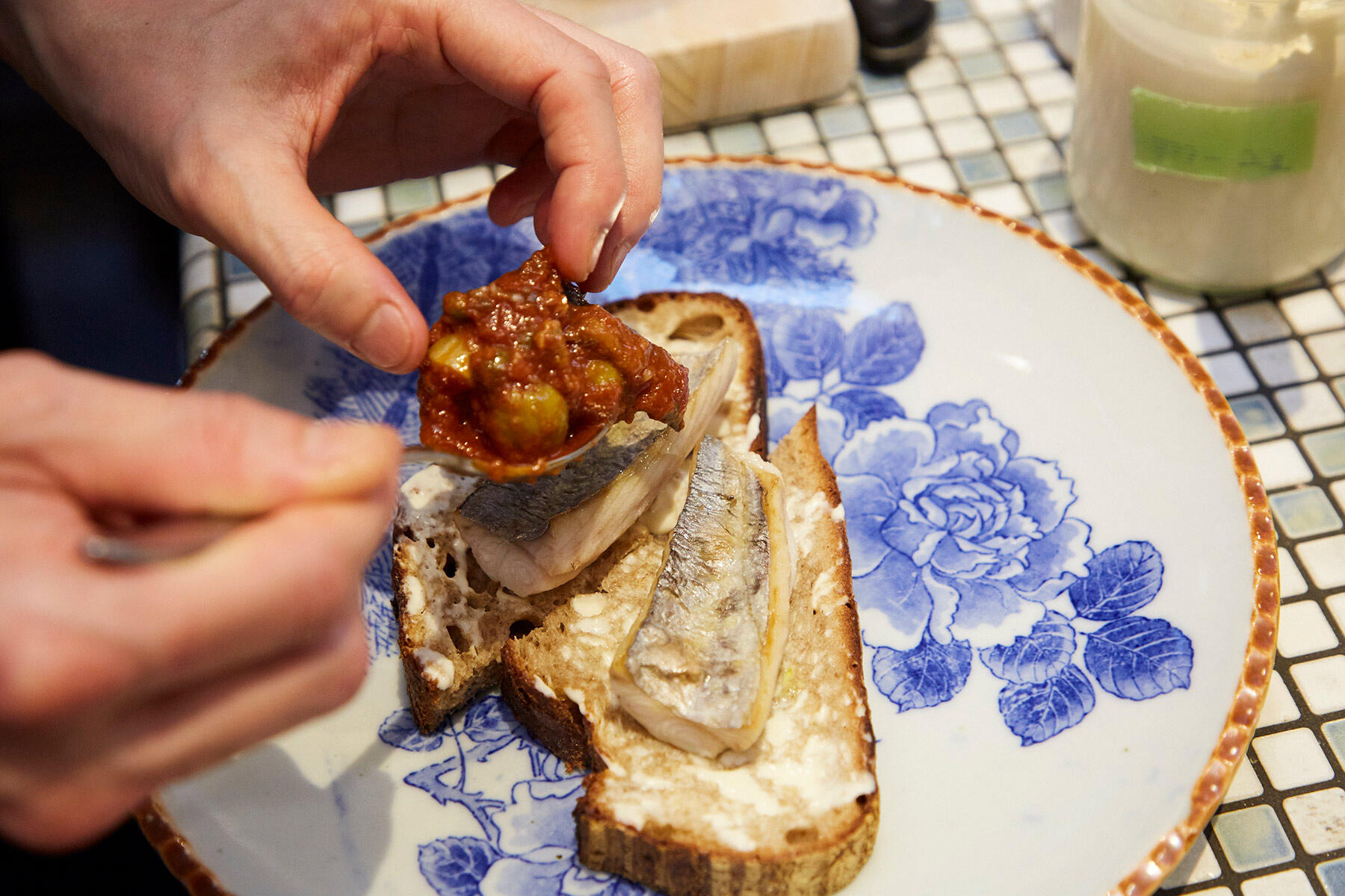 具をのせ、ソースをかける