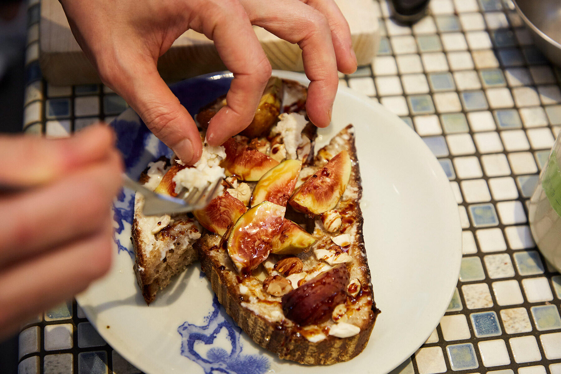 ゴルゴンゾーラチーズをのせる