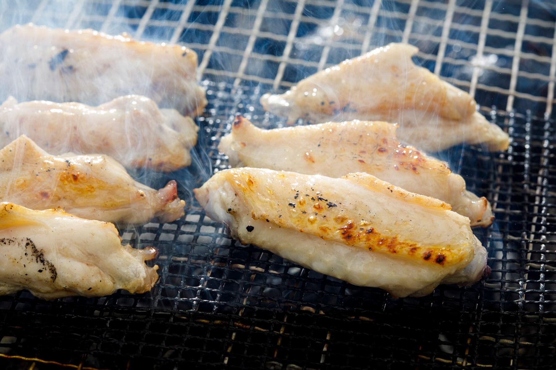 手羽中を焼く