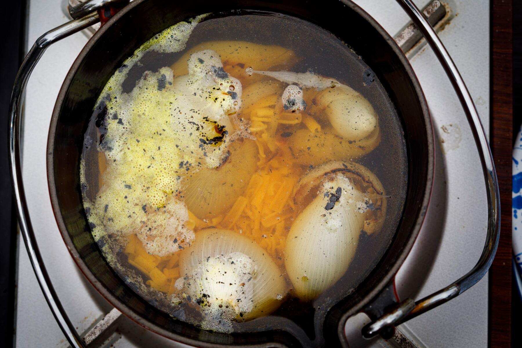 ショートパスタと玉ねぎを煮る