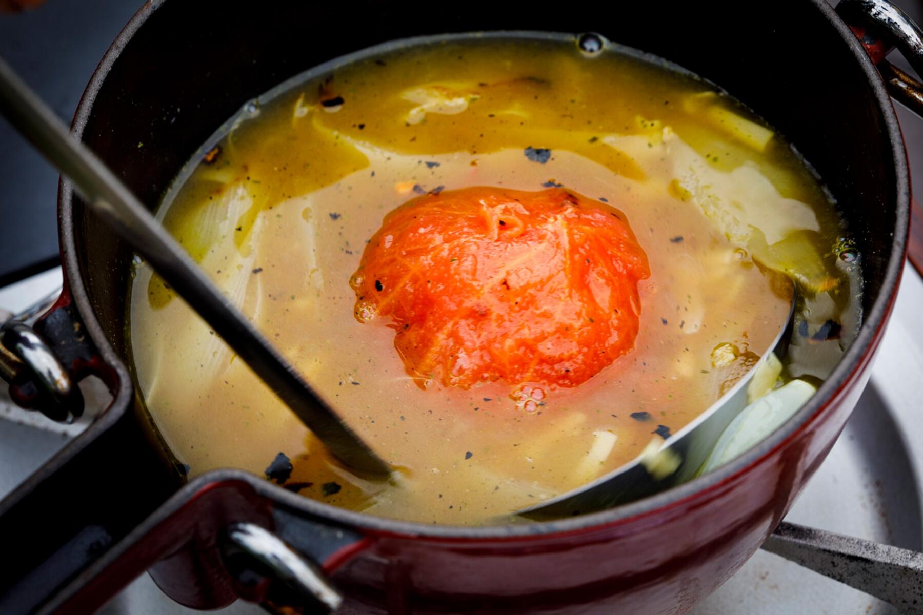 トマトを加えて、味を調える