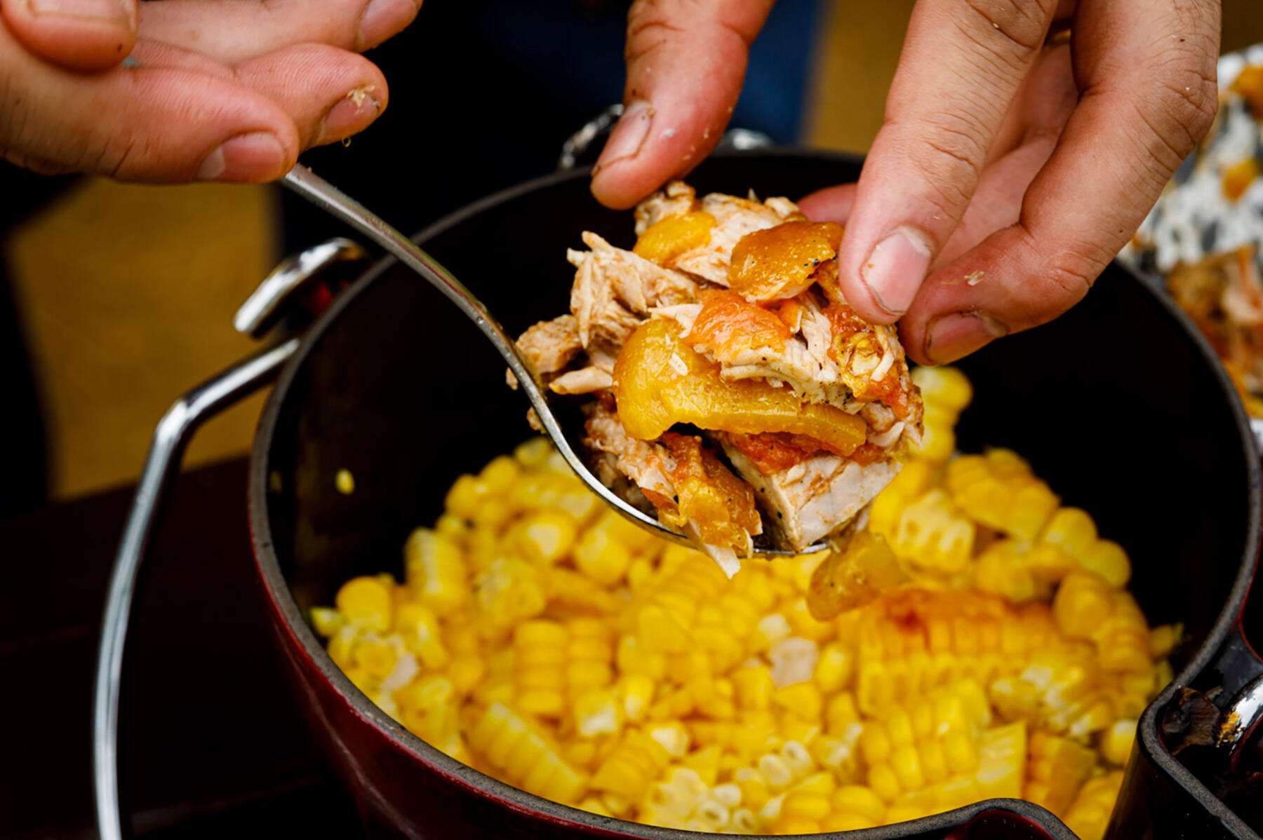 パプリカソースとカツオを合わせて、盛りつける