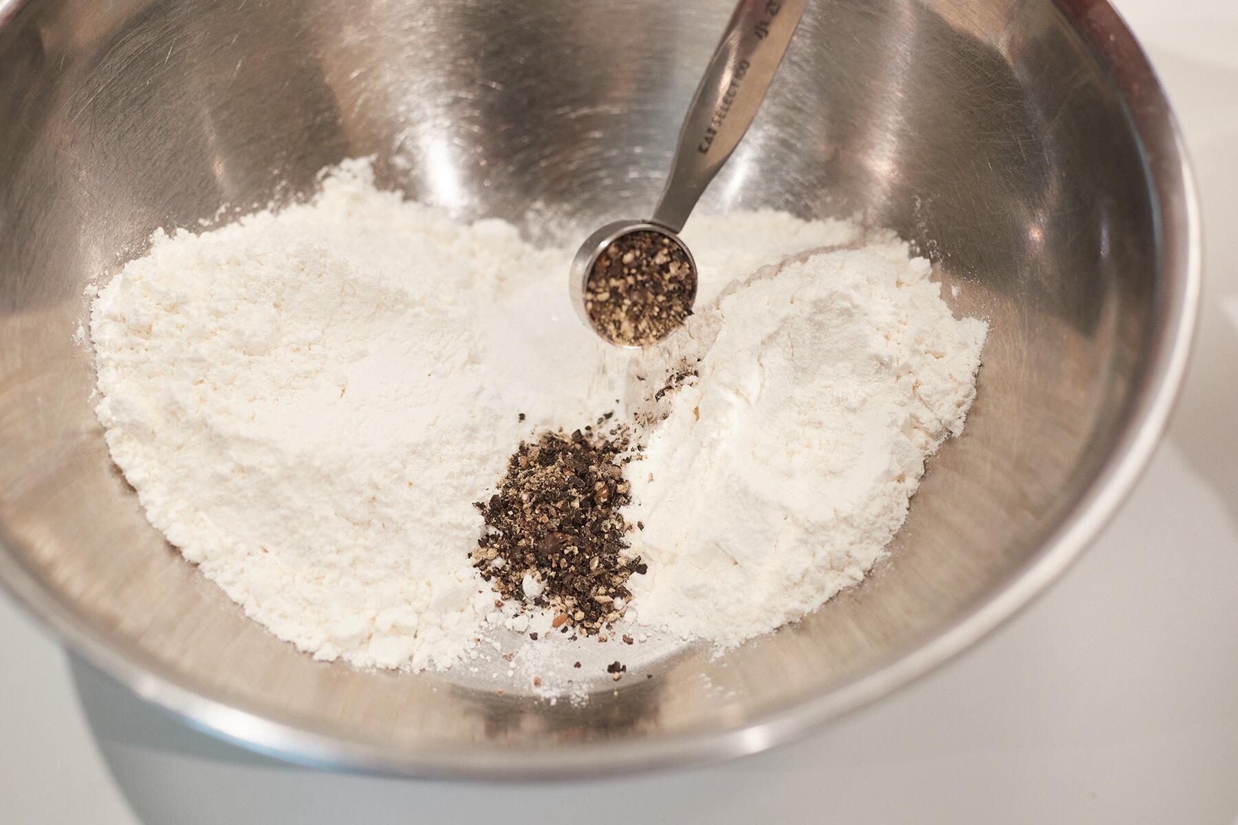 衣の材料を混ぜる