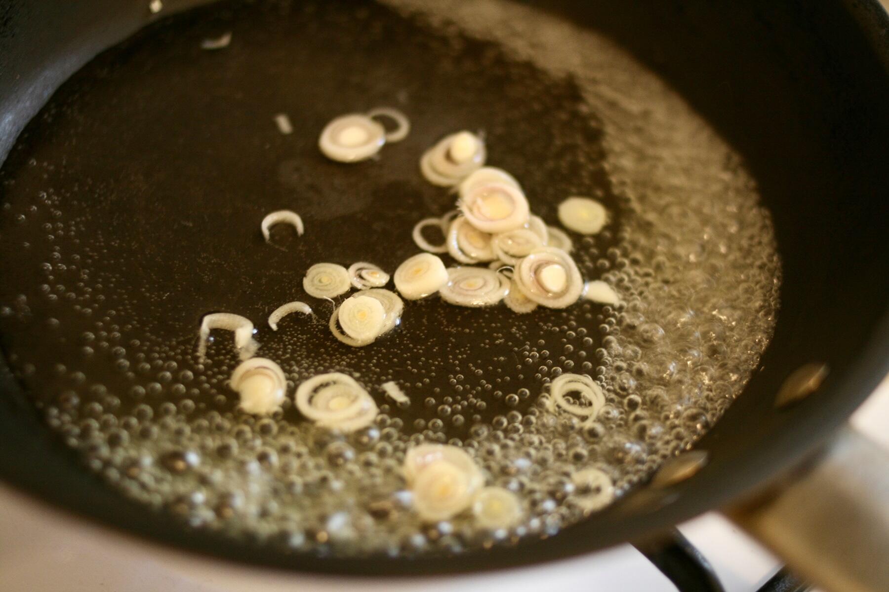 レモングラスに火を通す