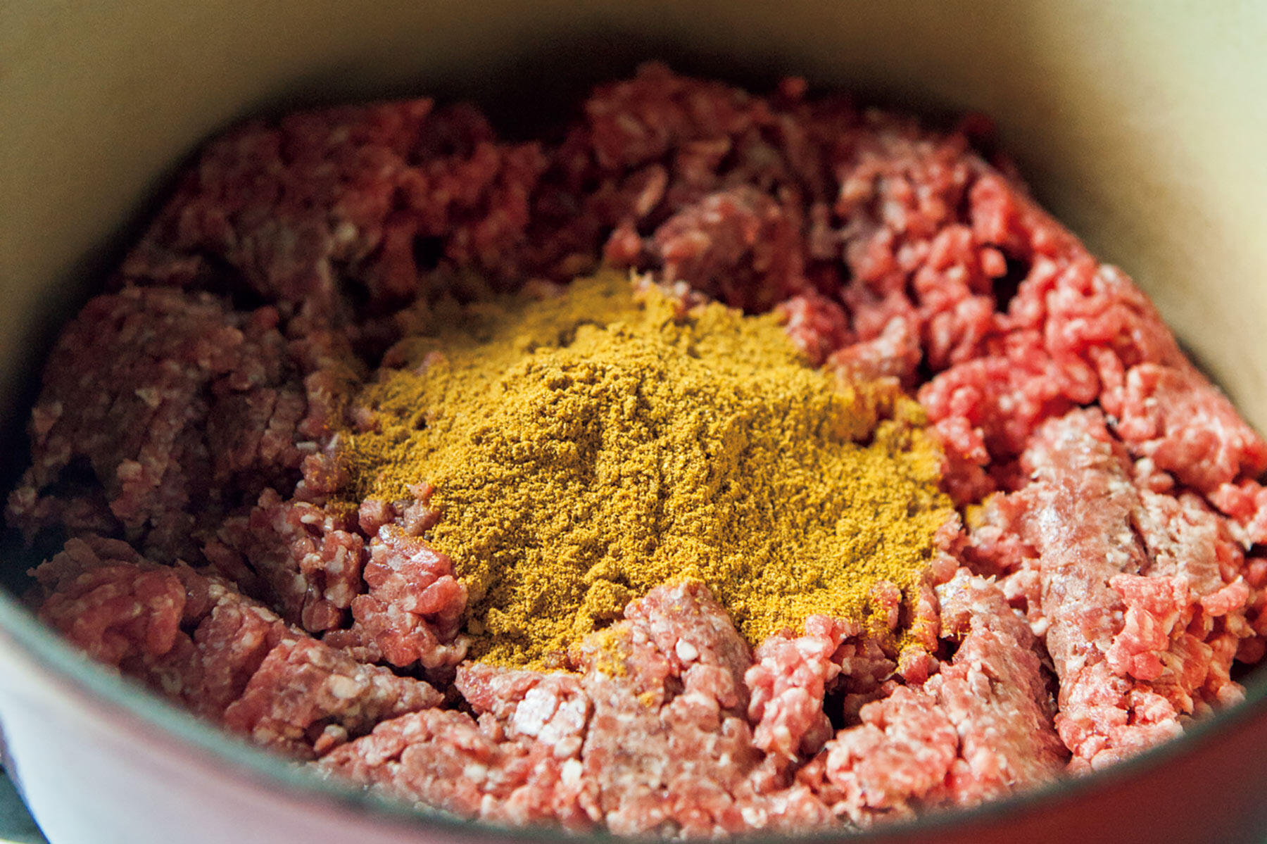鍋に挽き肉とスパイスを入れる