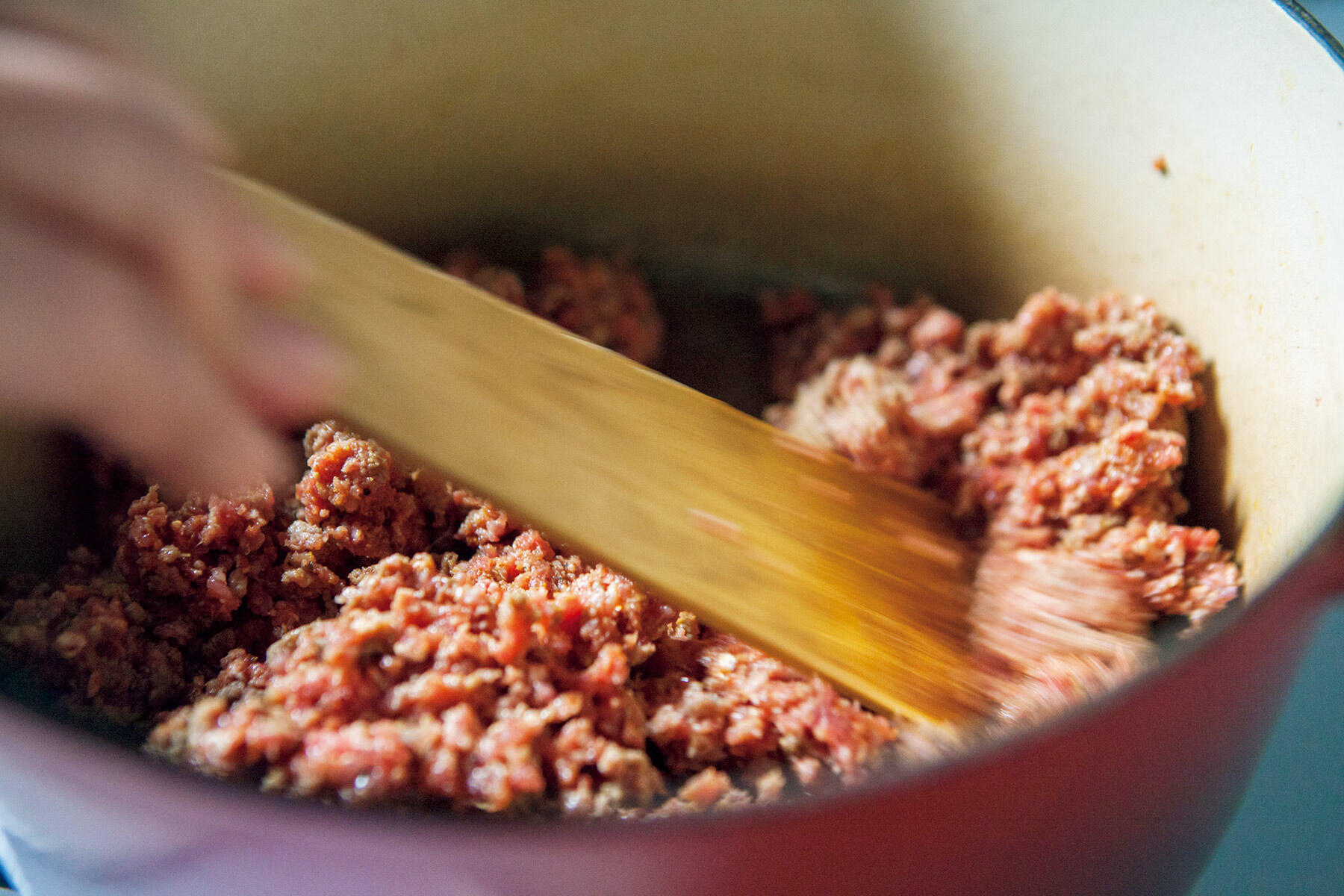 肉とスパイスを混ぜながら炒める