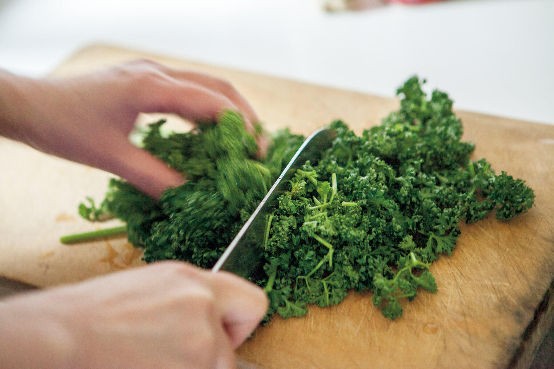 パセリをざく切りにする