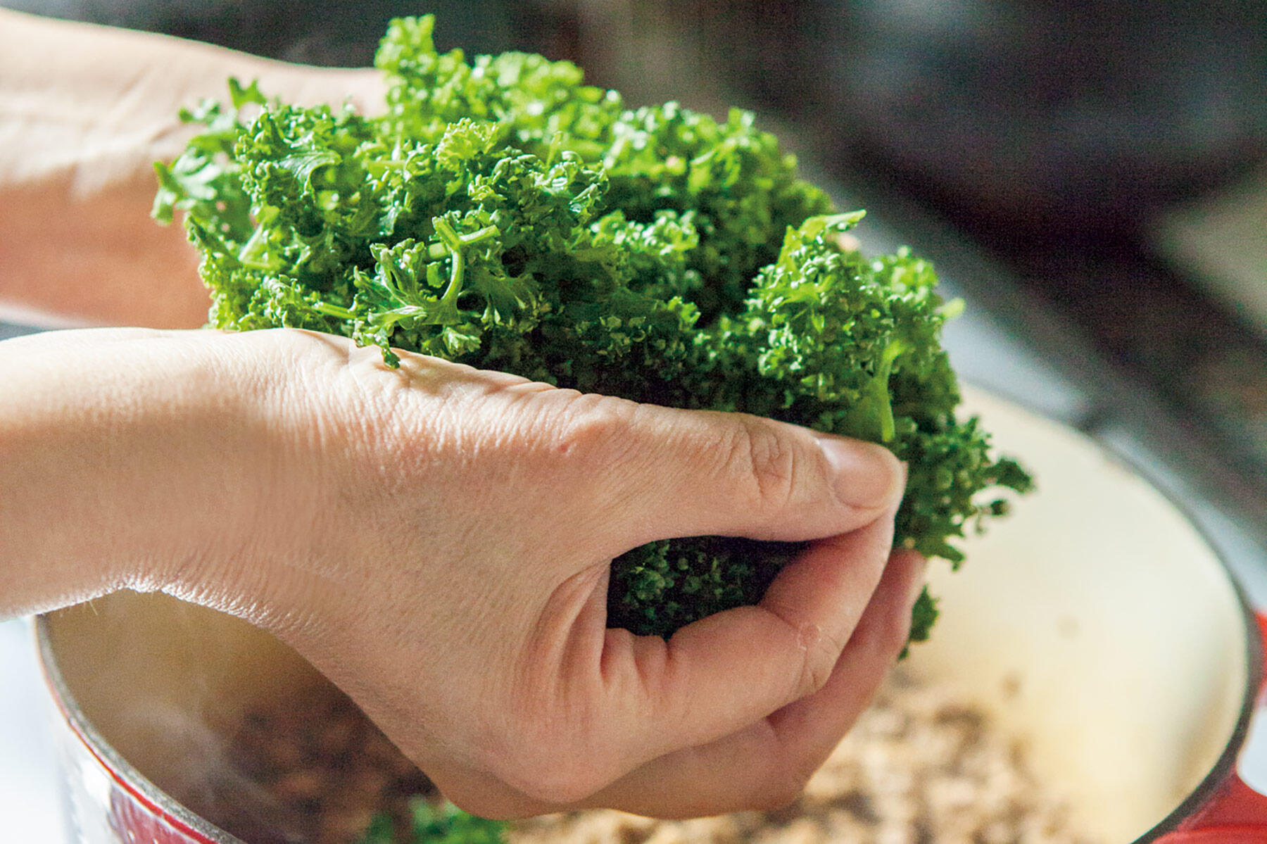 パセリをどっさり鍋に加える