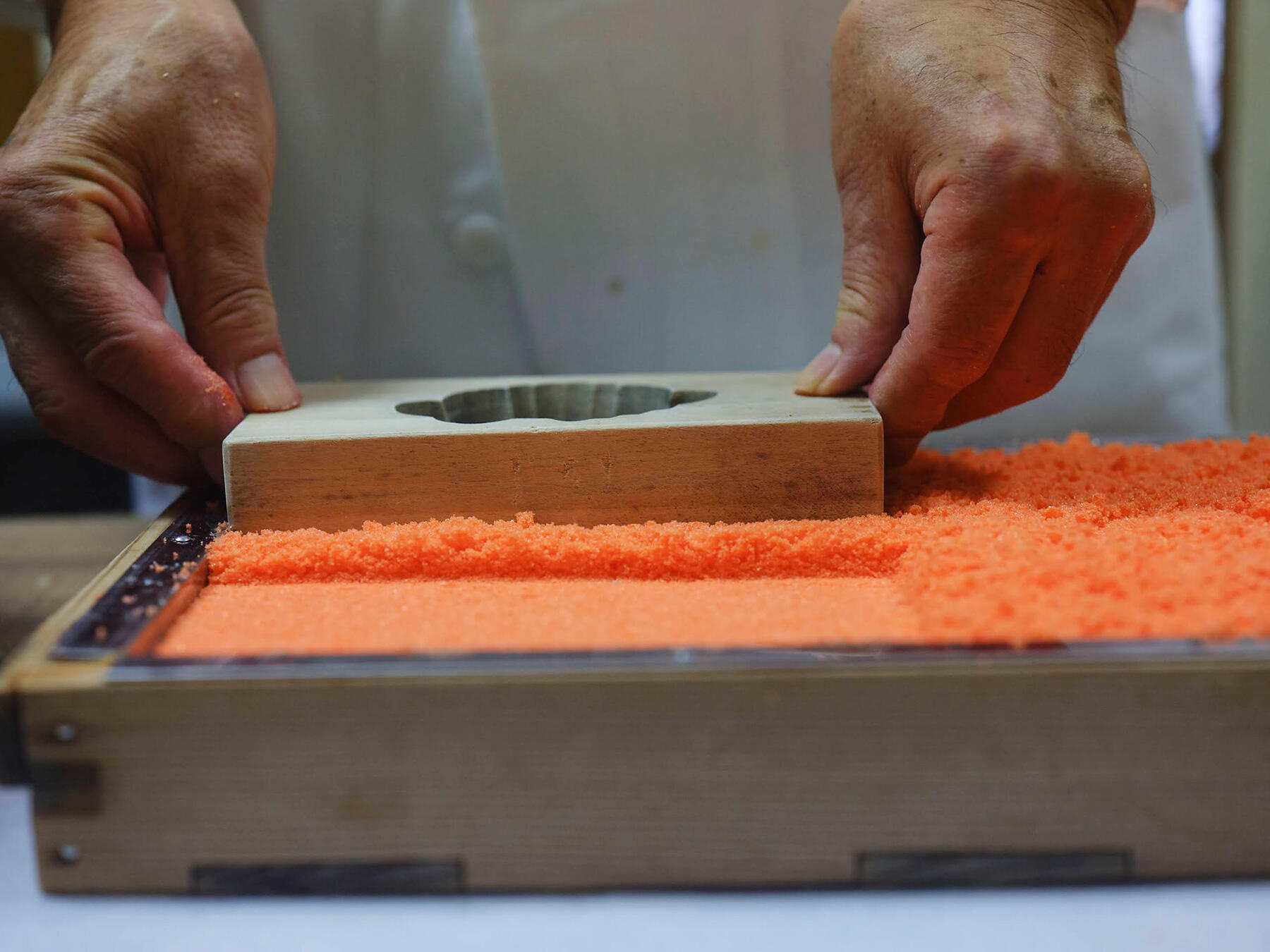 朱色のそぼろ生地