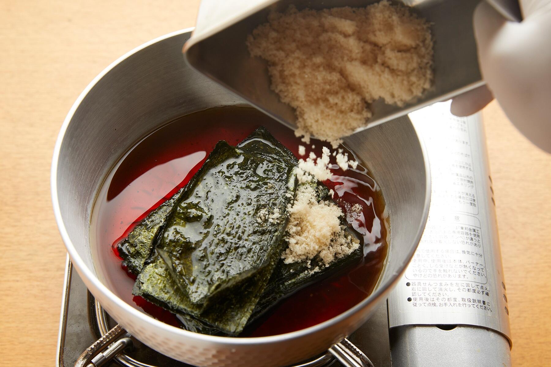 海苔と調味料を火にかける