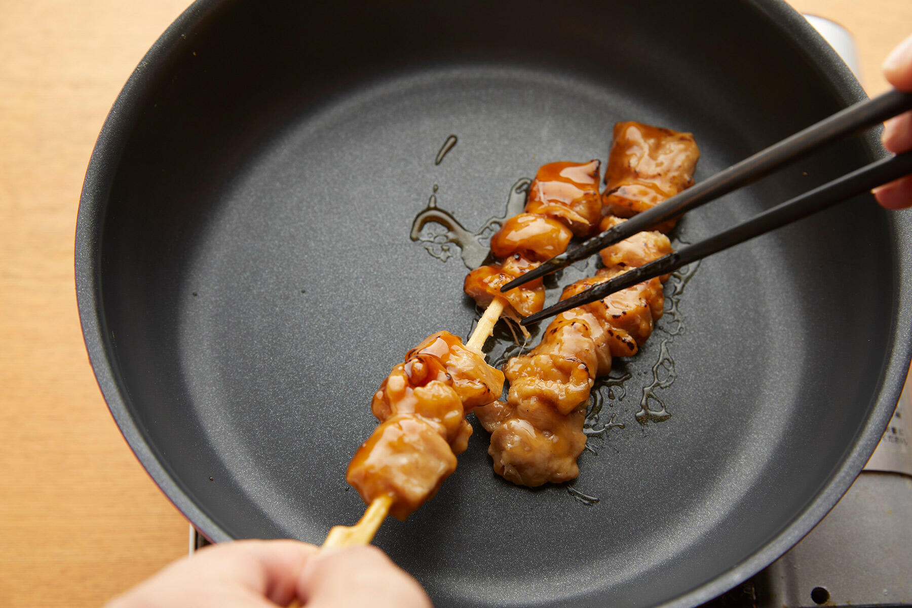 焼鳥を火にかける