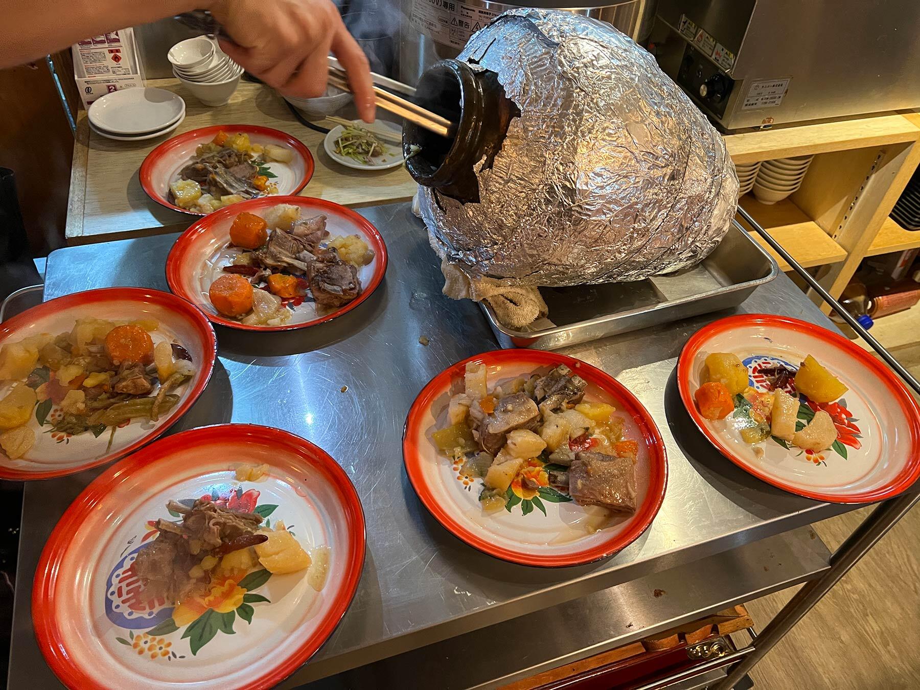 “豚肉と野菜の甕蒸し焼き”