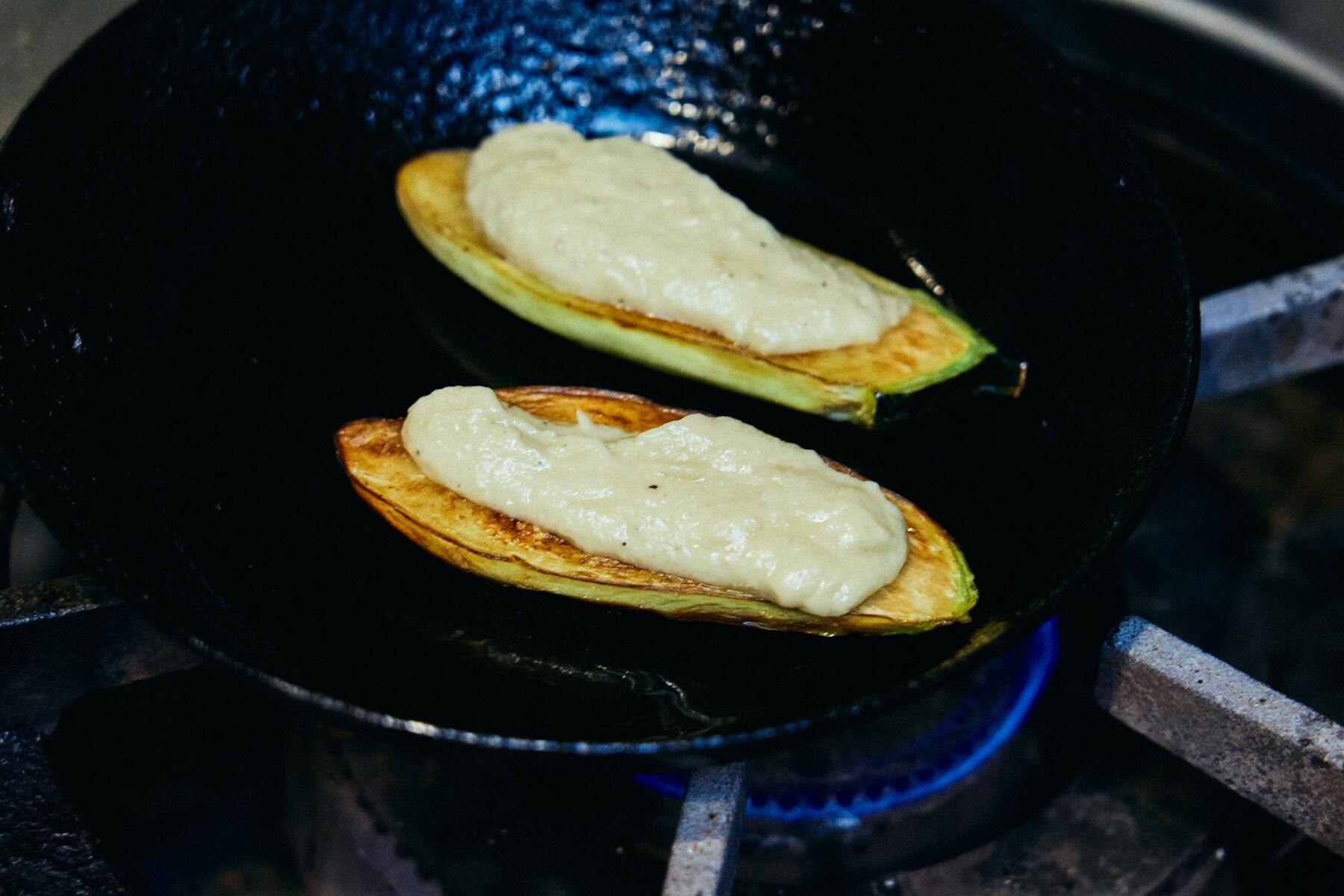 ペーストとチーズをのせる