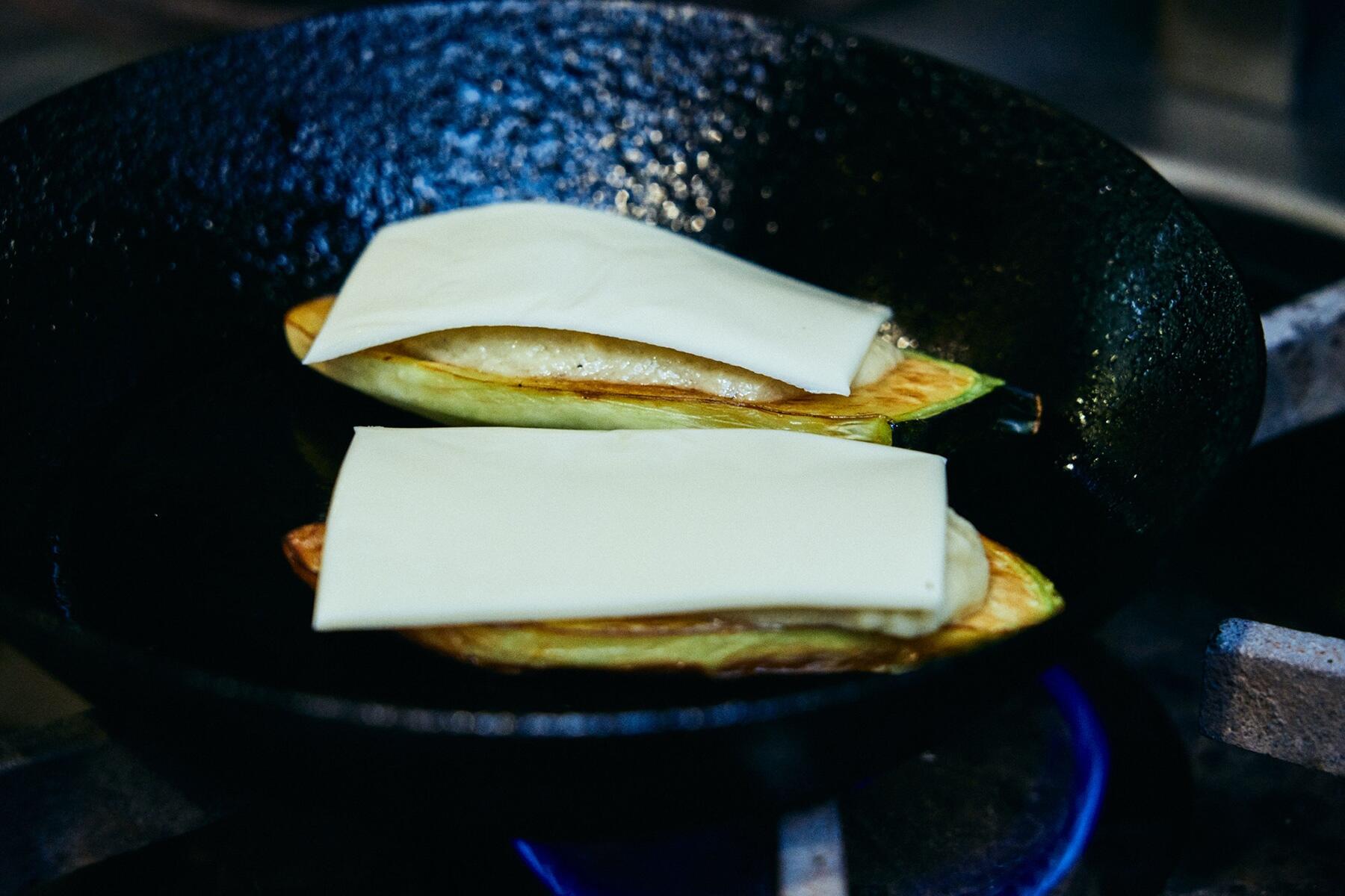 ペーストとチーズをのせる