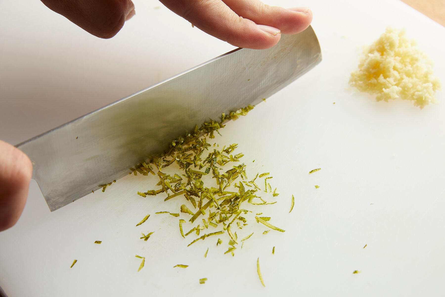 生姜をみじん切りにする