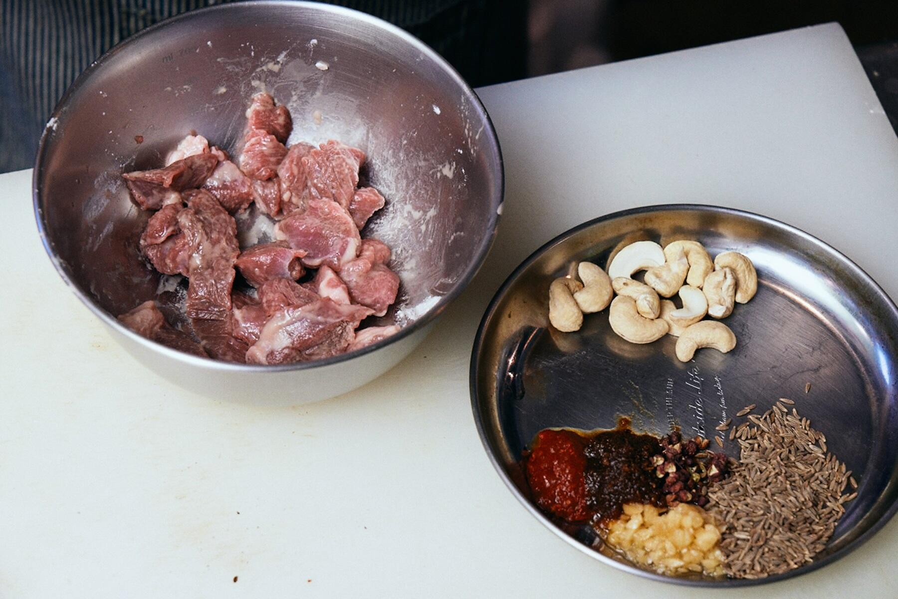 ラムを素揚げする