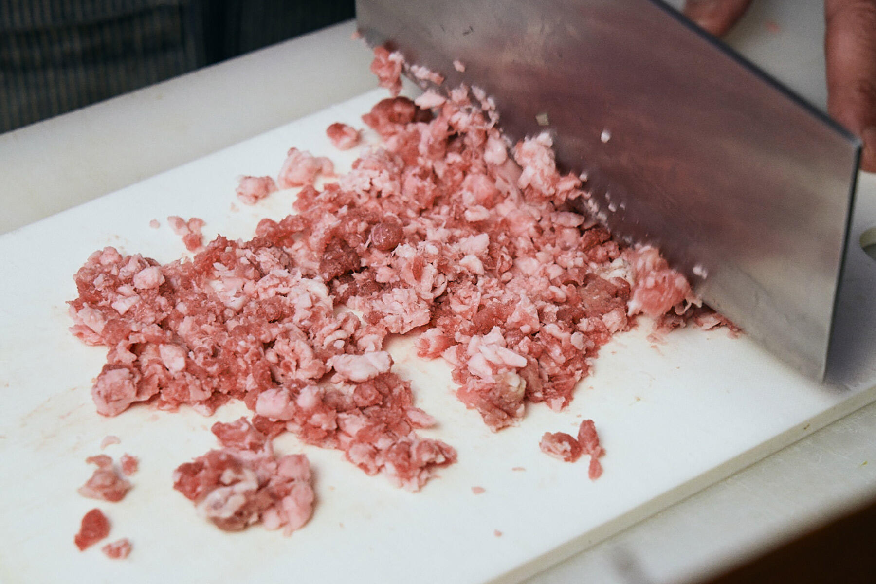 肉をミンチにする