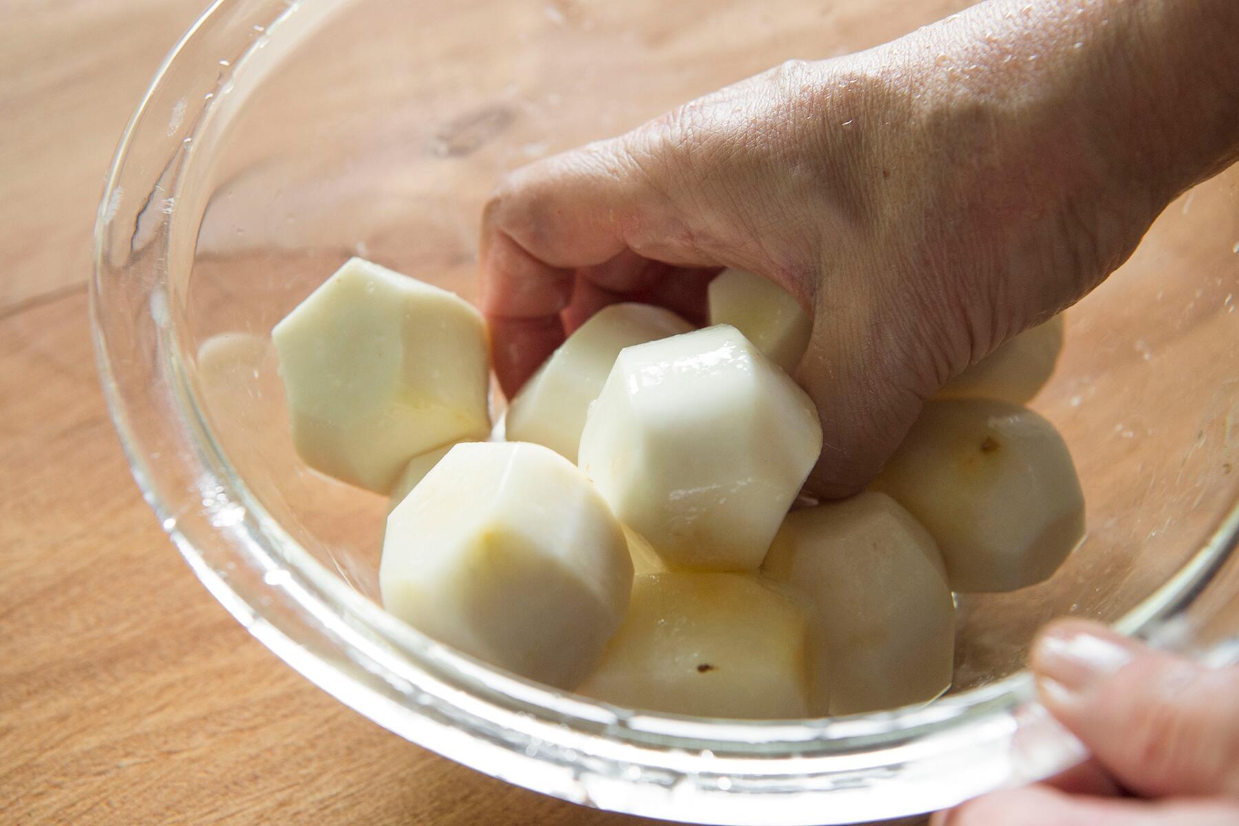 里芋のぬめりを取る