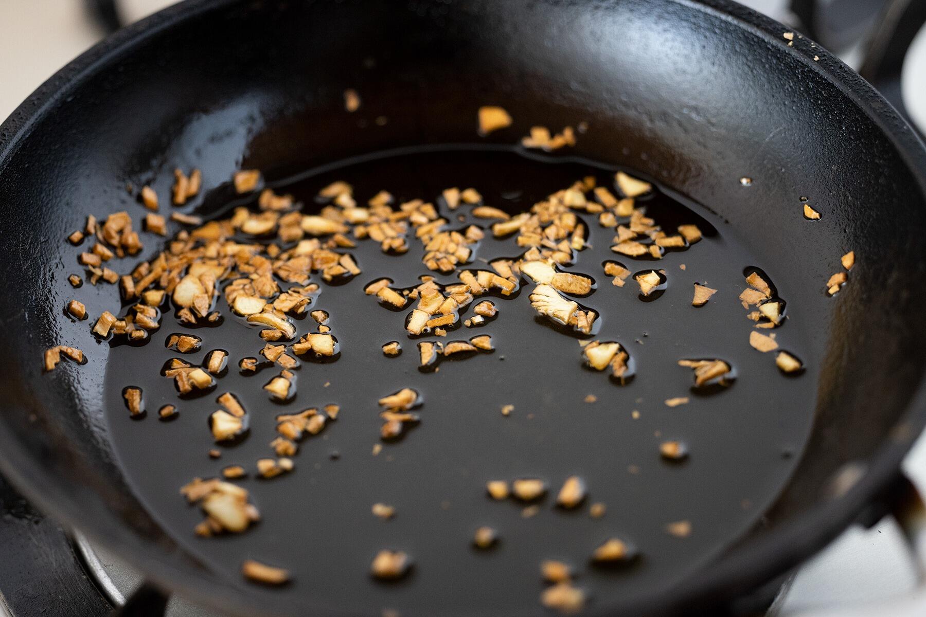 にんにくを炒める