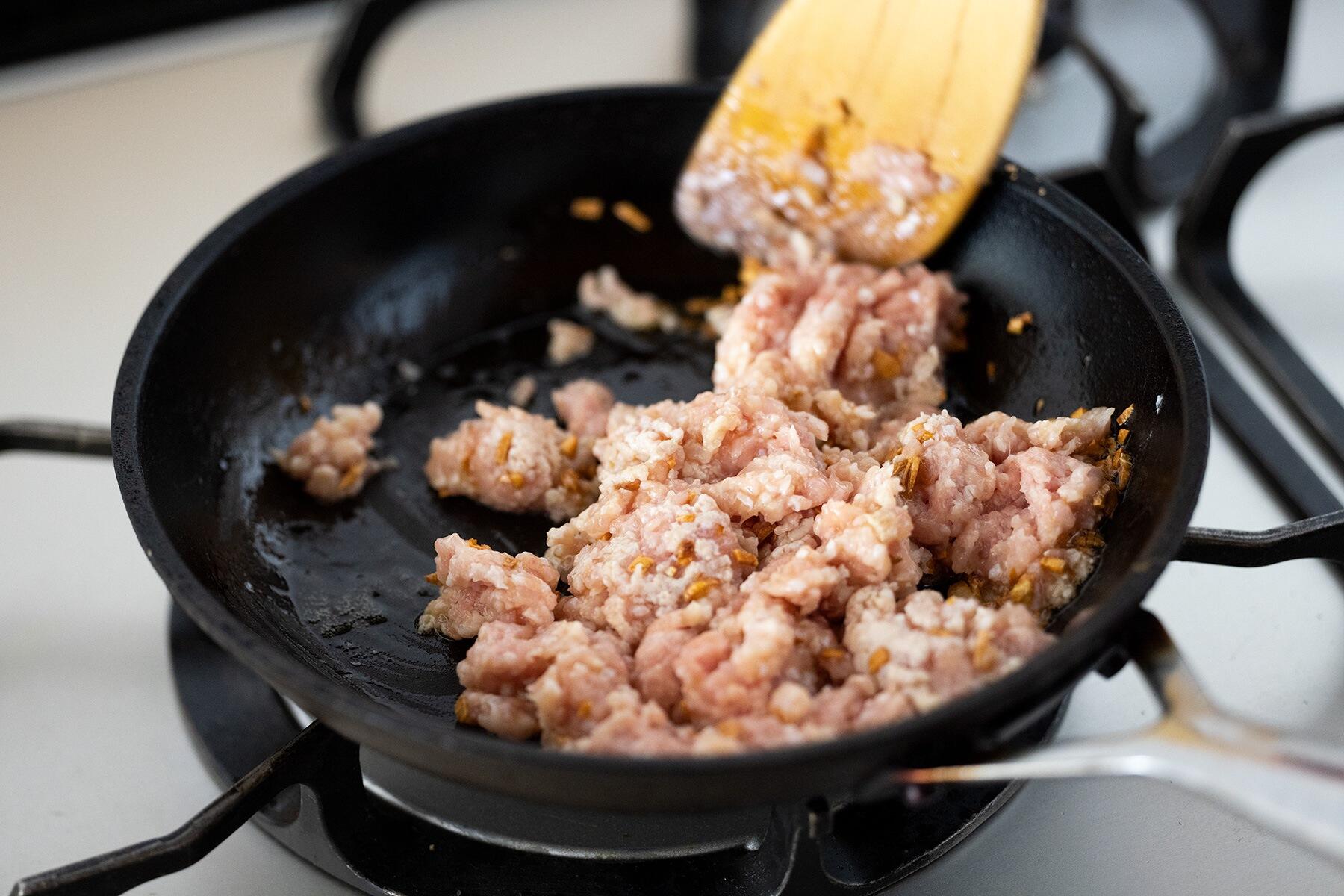 挽き肉を加える