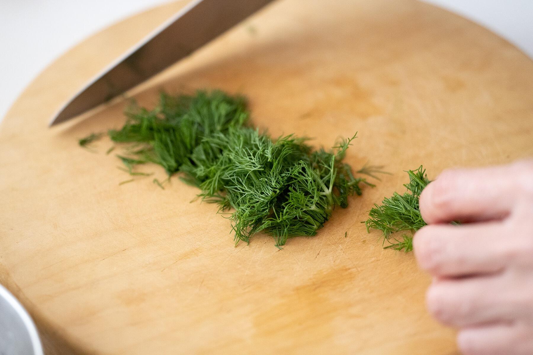 ディルを刻む