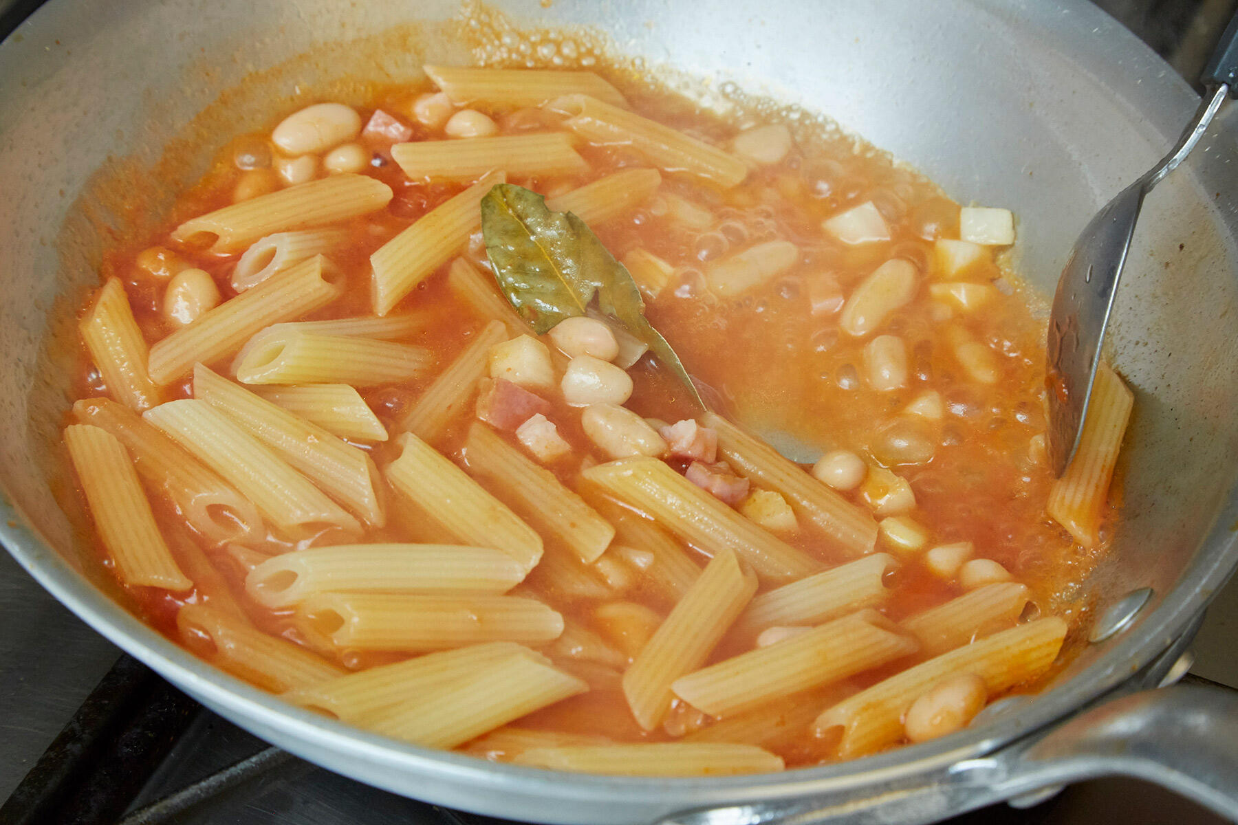 パスタを和え仕上げる