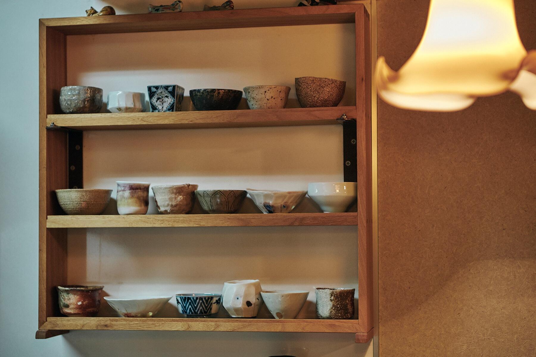 カウンター脇の棚に並んだおちょこ