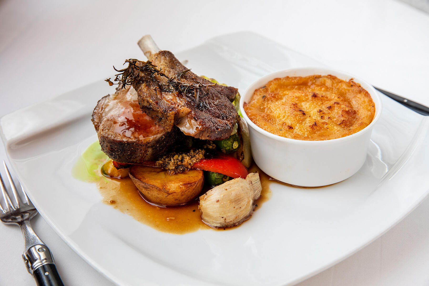 骨付き仔羊背肉のロースト　仔羊のアッシパルマンティエ添え