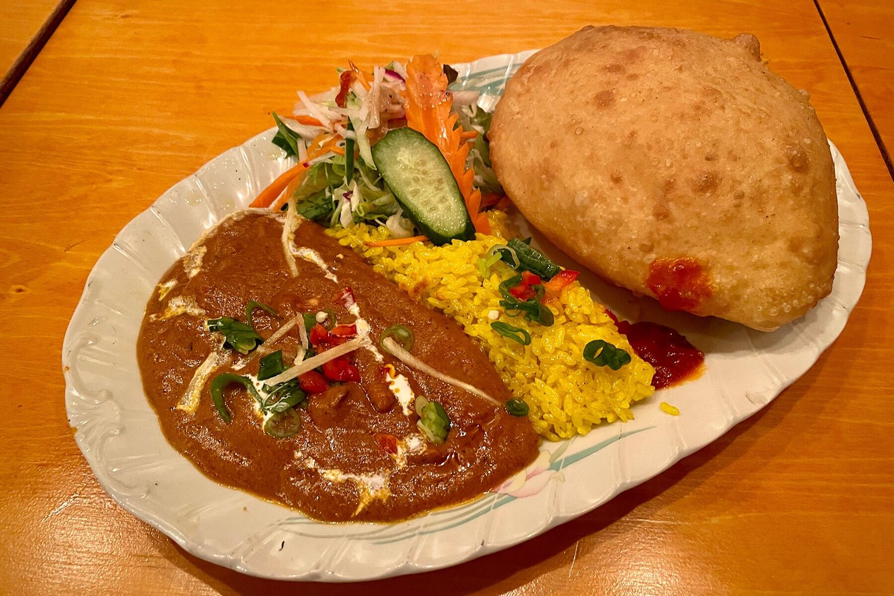ナンを揚げたバトゥラとカレーのセット