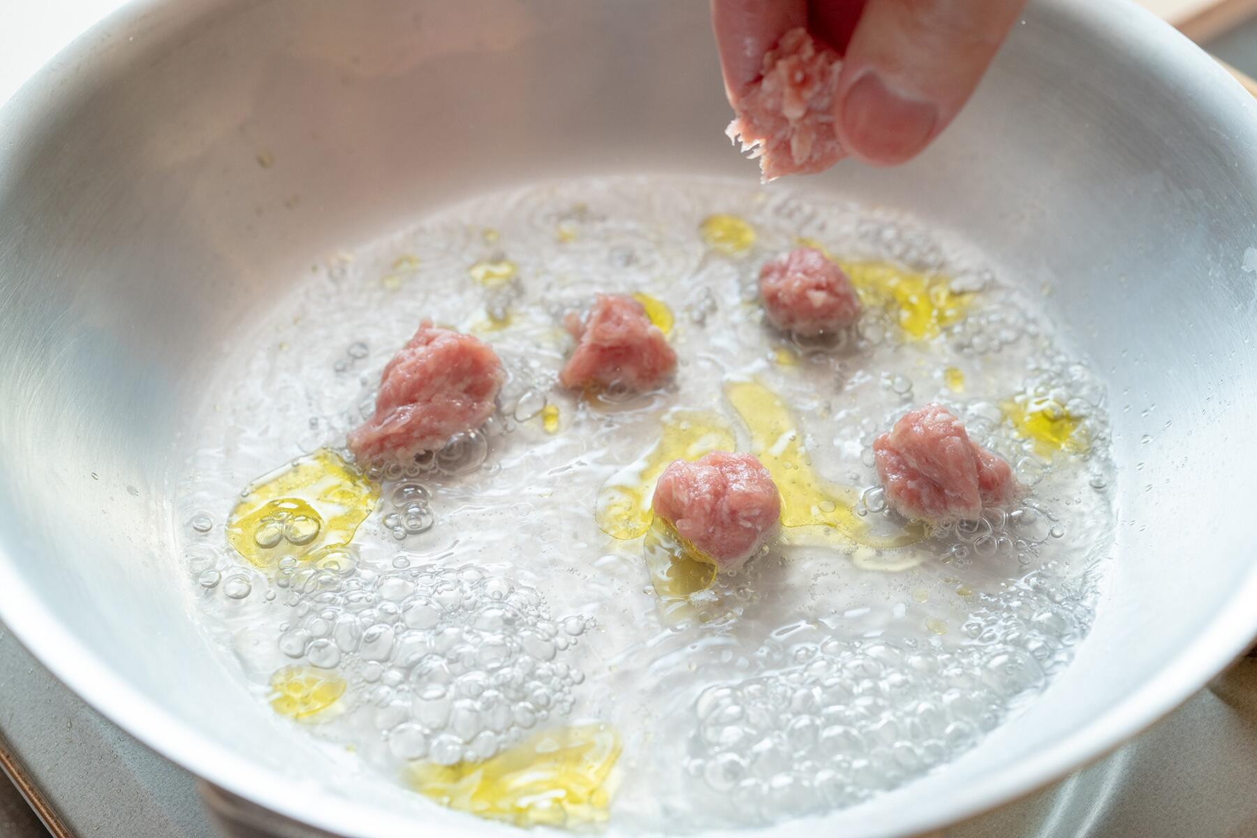 サルシッチャに火を入れる