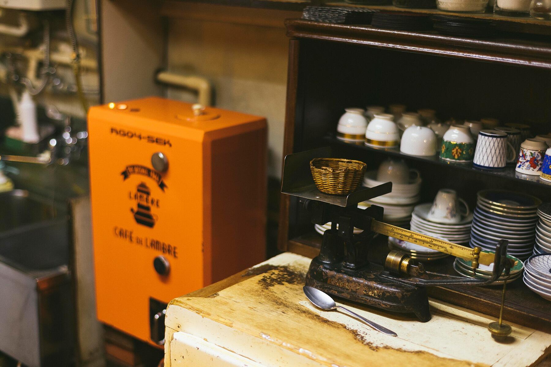 昔ながらの天秤と、特注したグラインダー