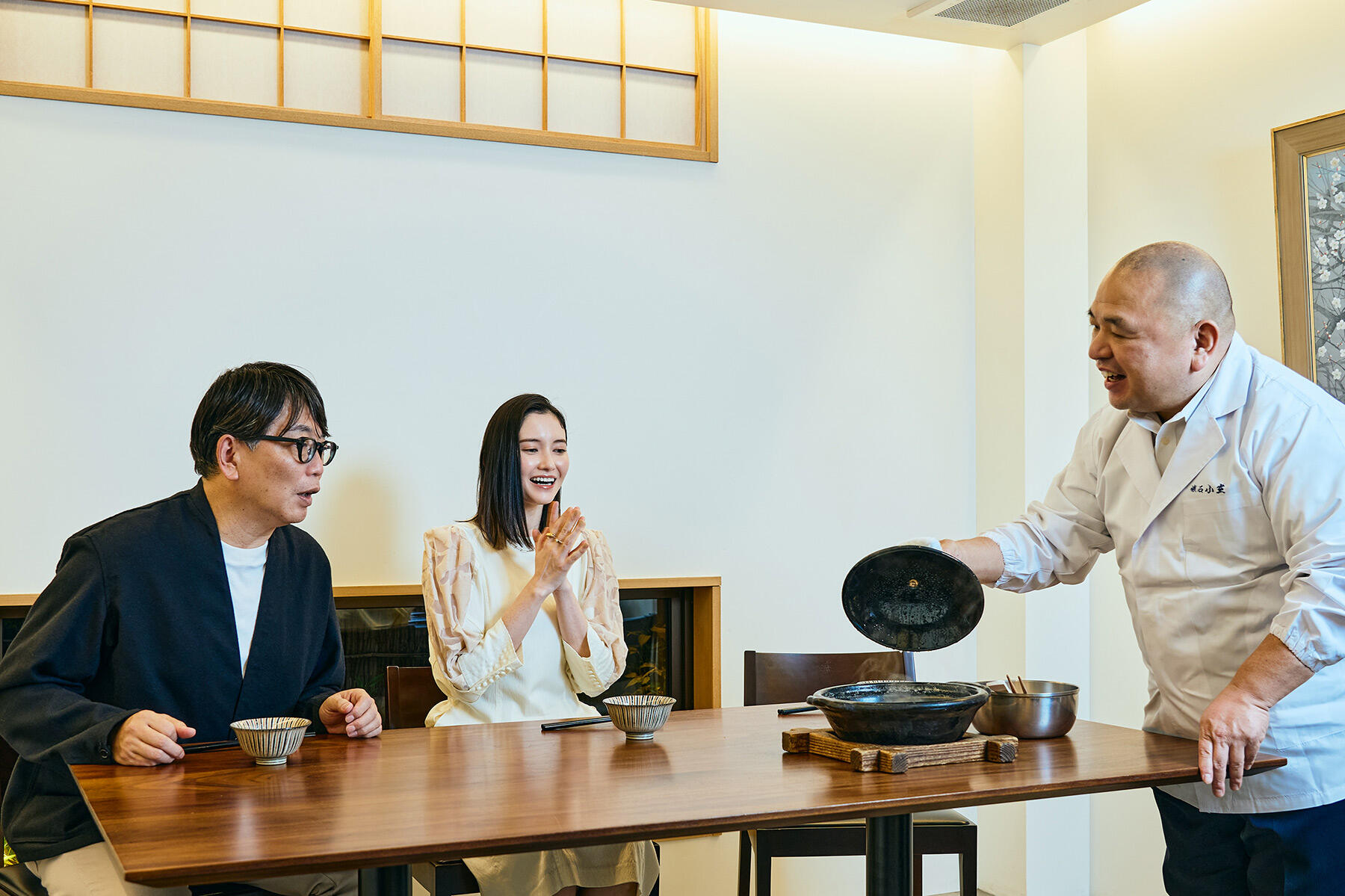 dancyu食いしん坊倶楽部部長（dancyu編集長）の植野広生、モデルの市川紗椰さん、「懐石 小室」の小室光博さん