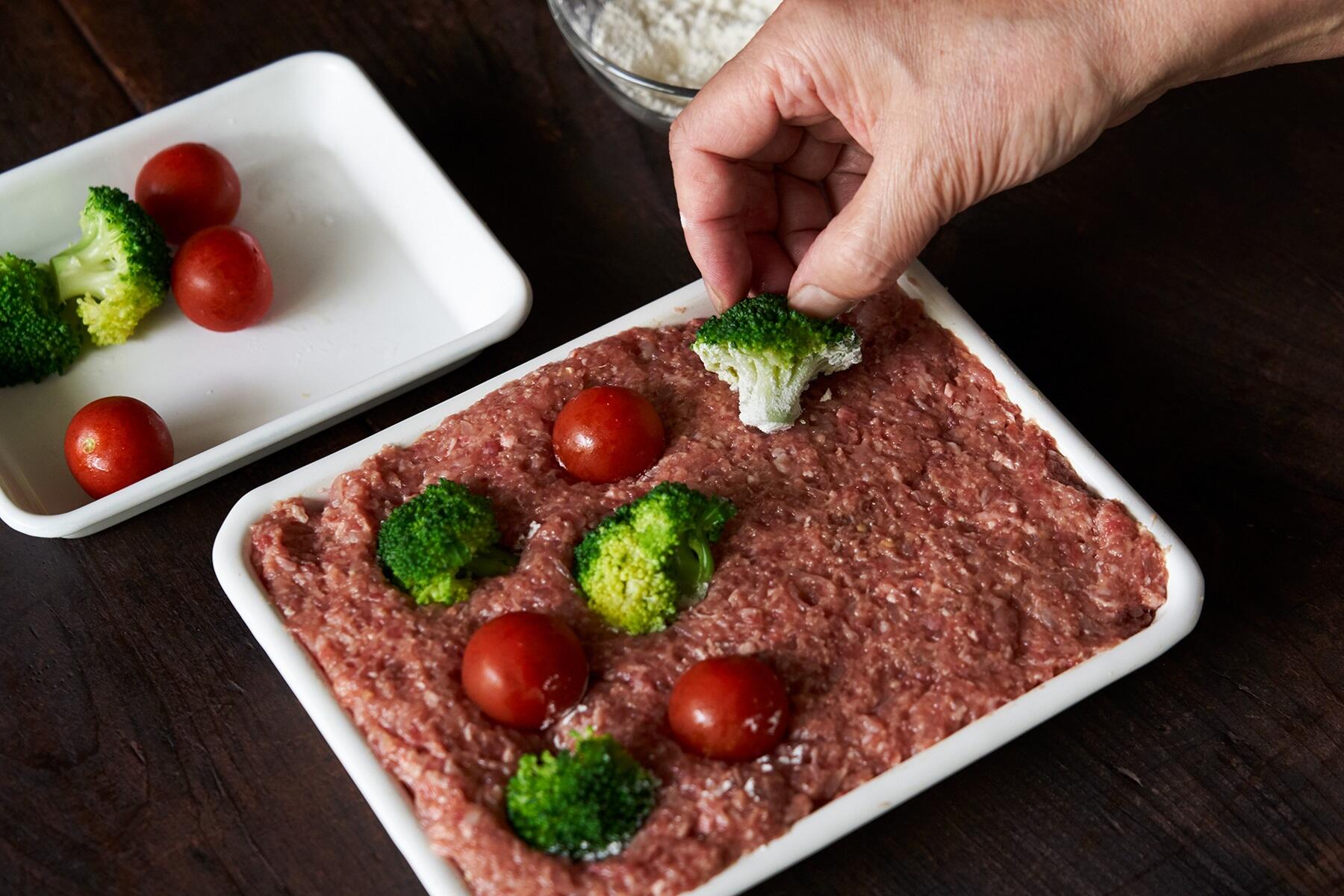 ブロッコリーとトマトをバットに埋める