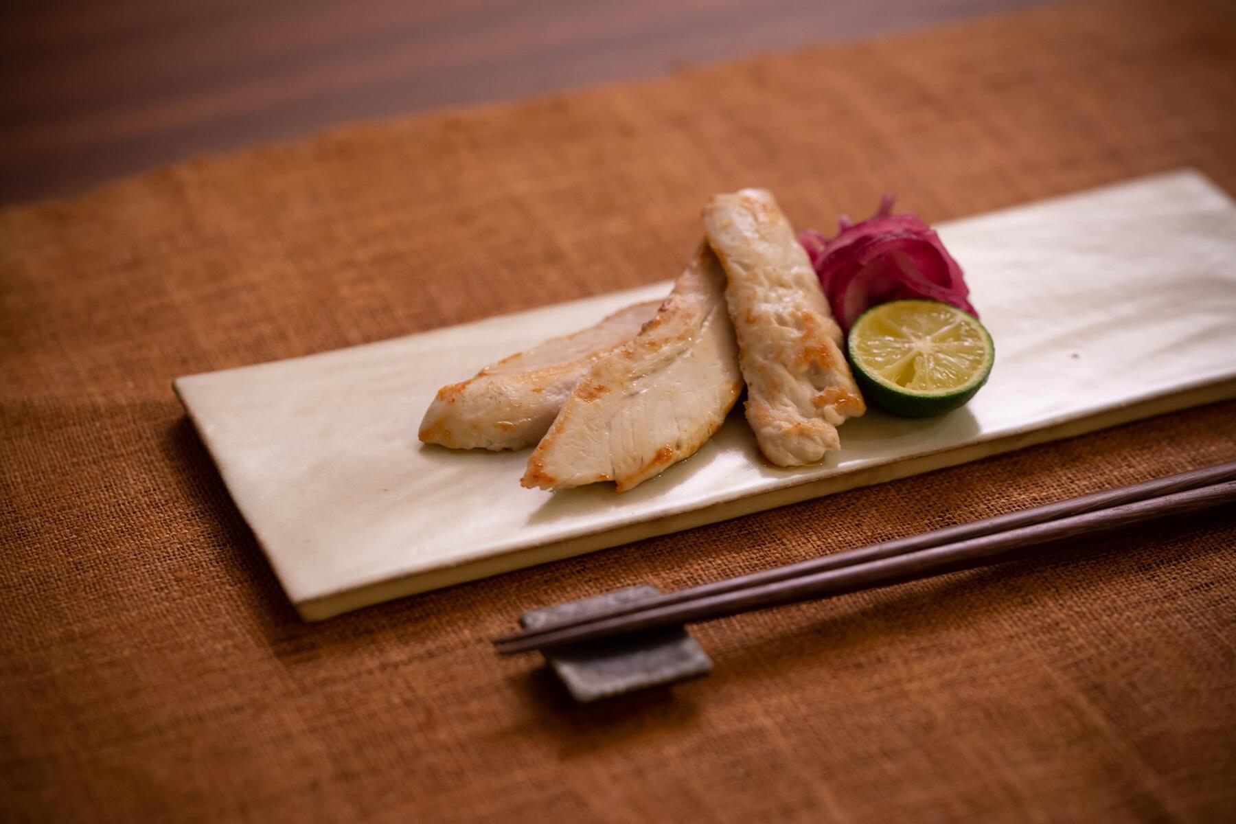 焼くだけでおつまみになる「ささみ塩焼き」