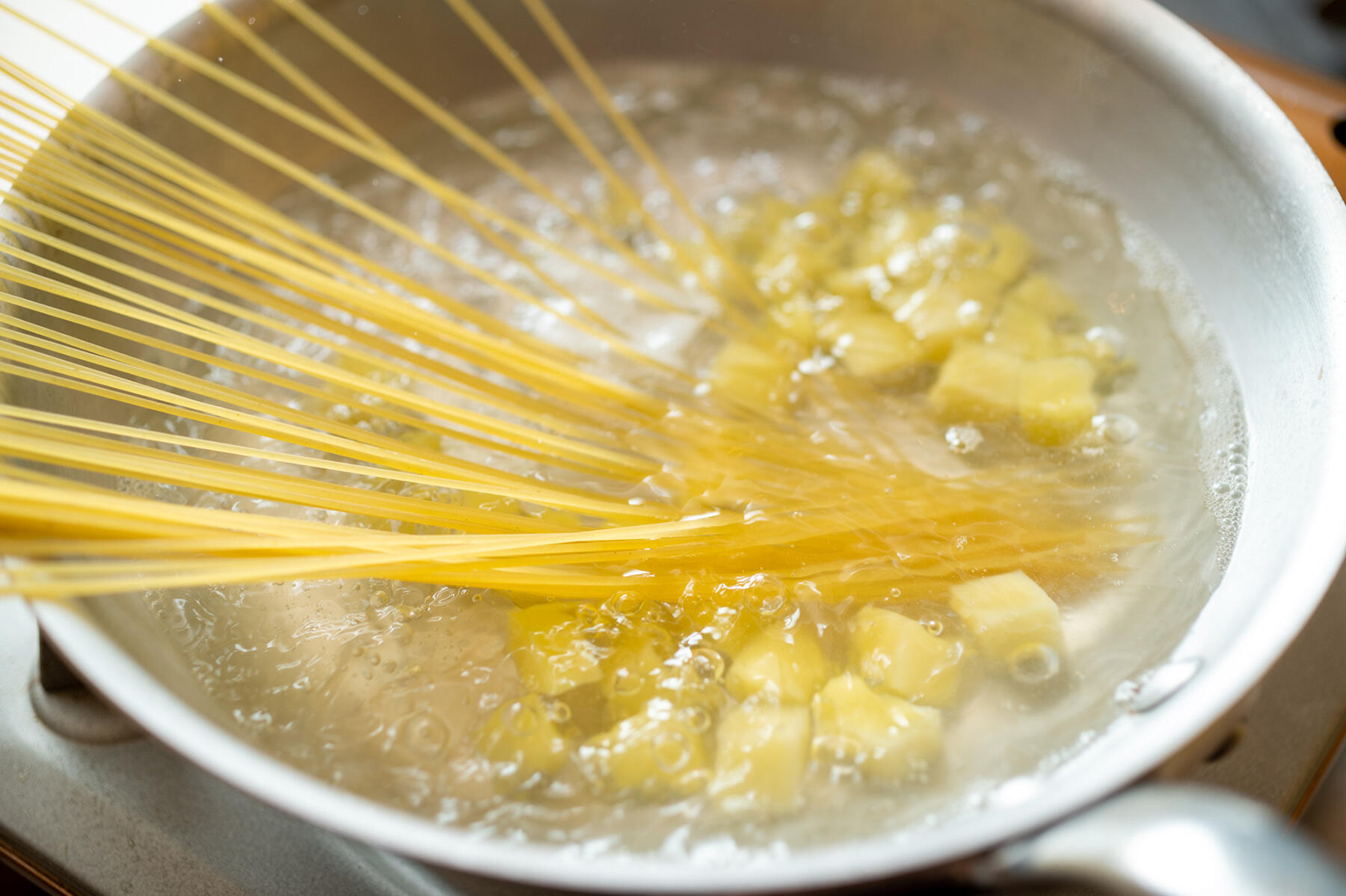 パスタとじゃがいもをゆでる