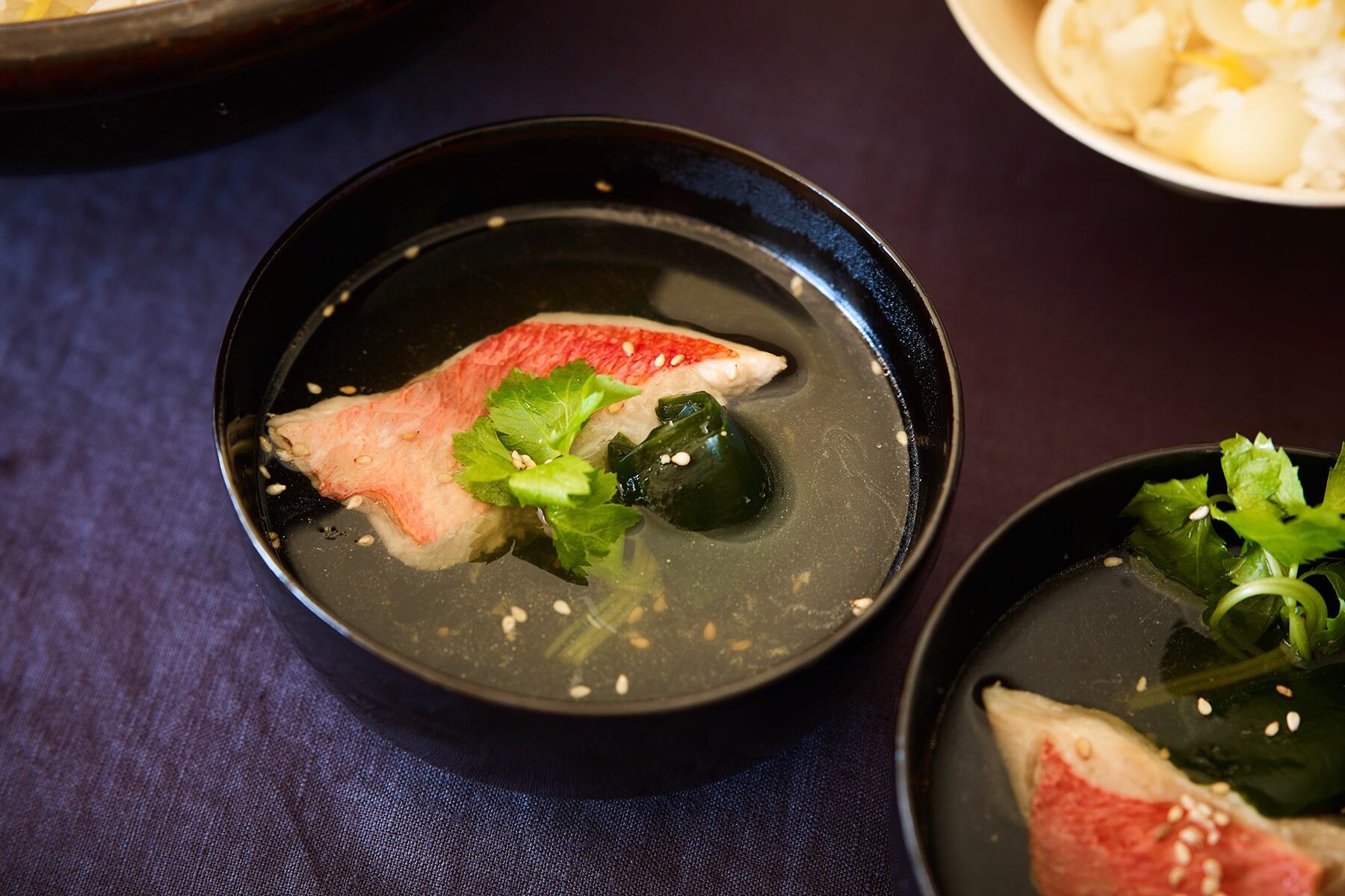 旨味が染み渡る“金目鯛とわかめのお吸い物”