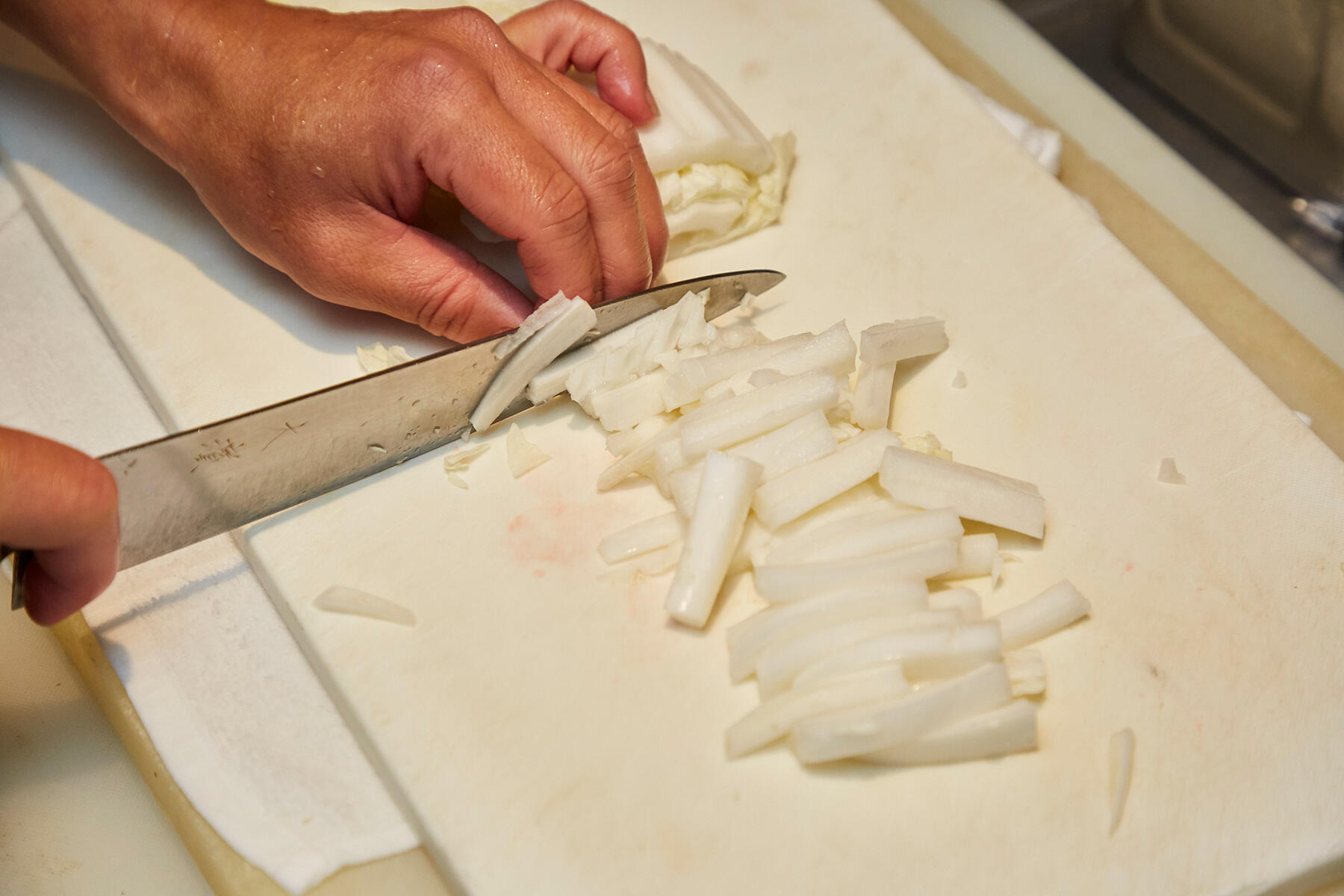 白菜に塩をふる