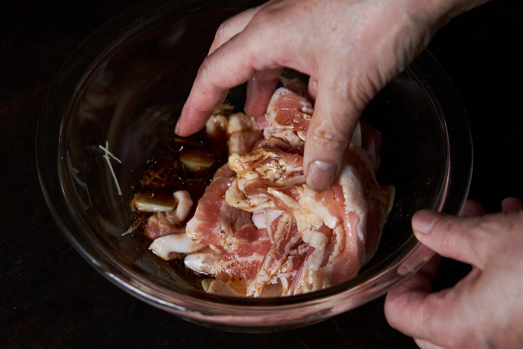豚肉に下味をつける