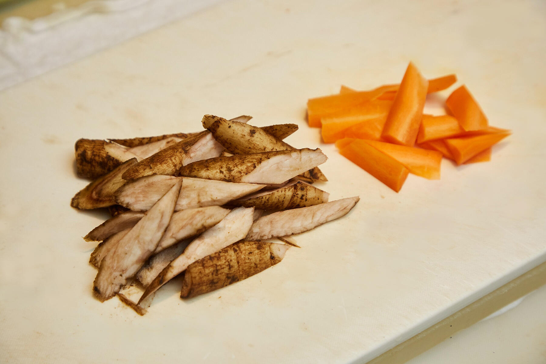 具材をカットする