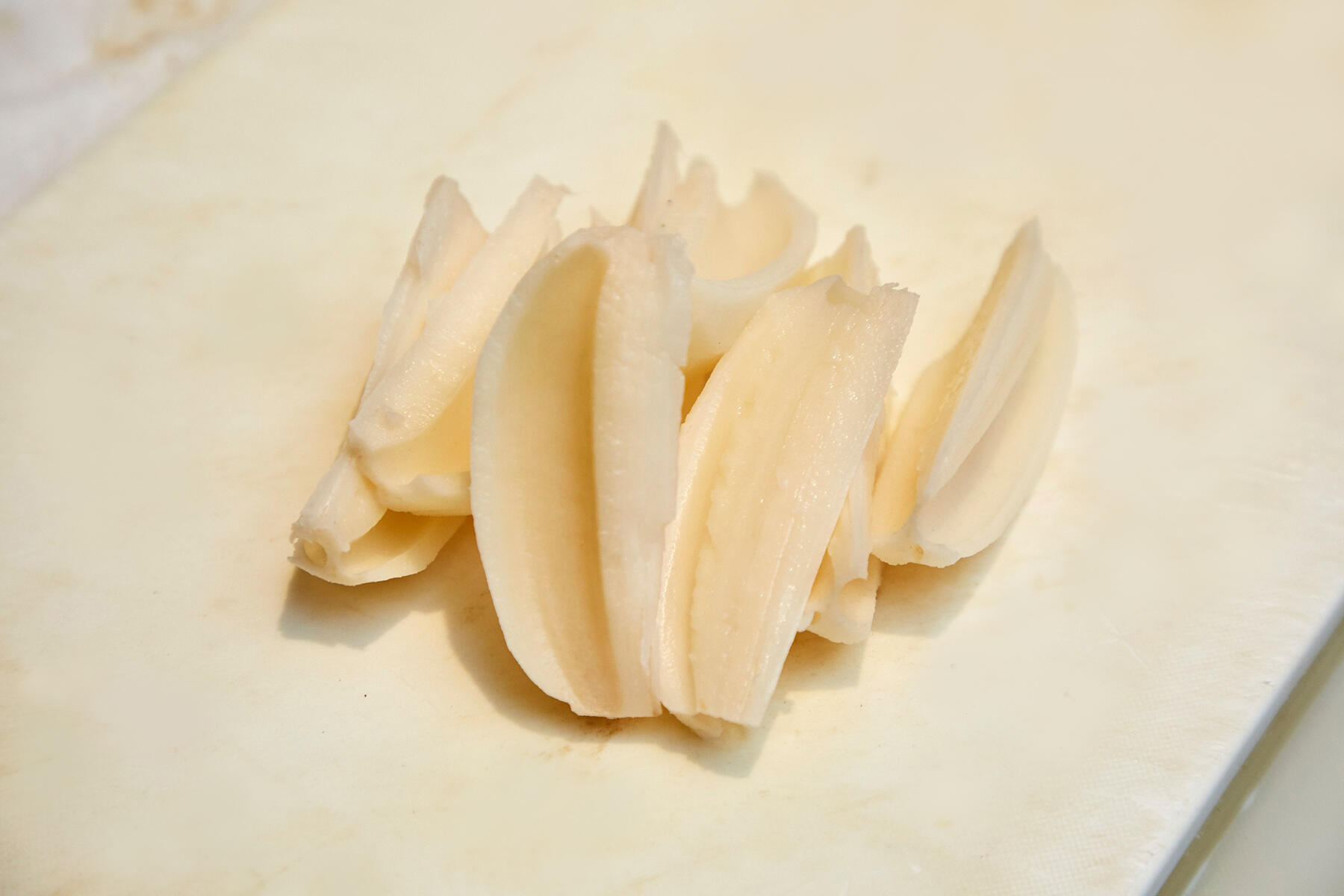 れんこんを切る