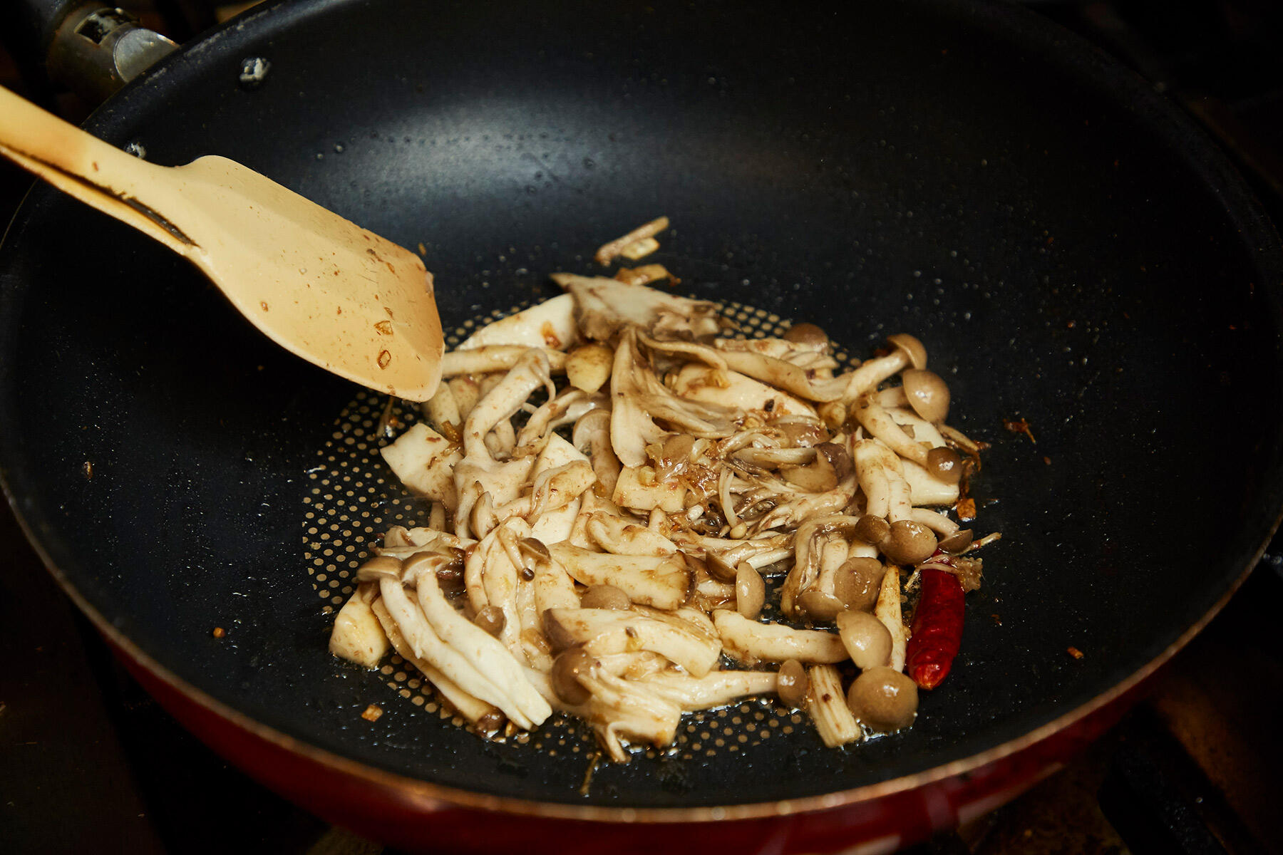 きのこを炒める