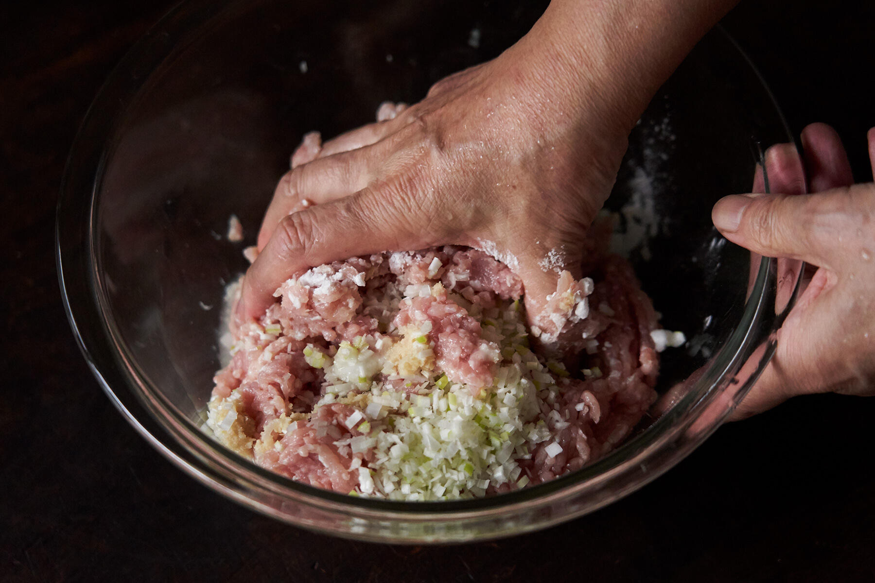 挽き肉だねの材料を混ぜる