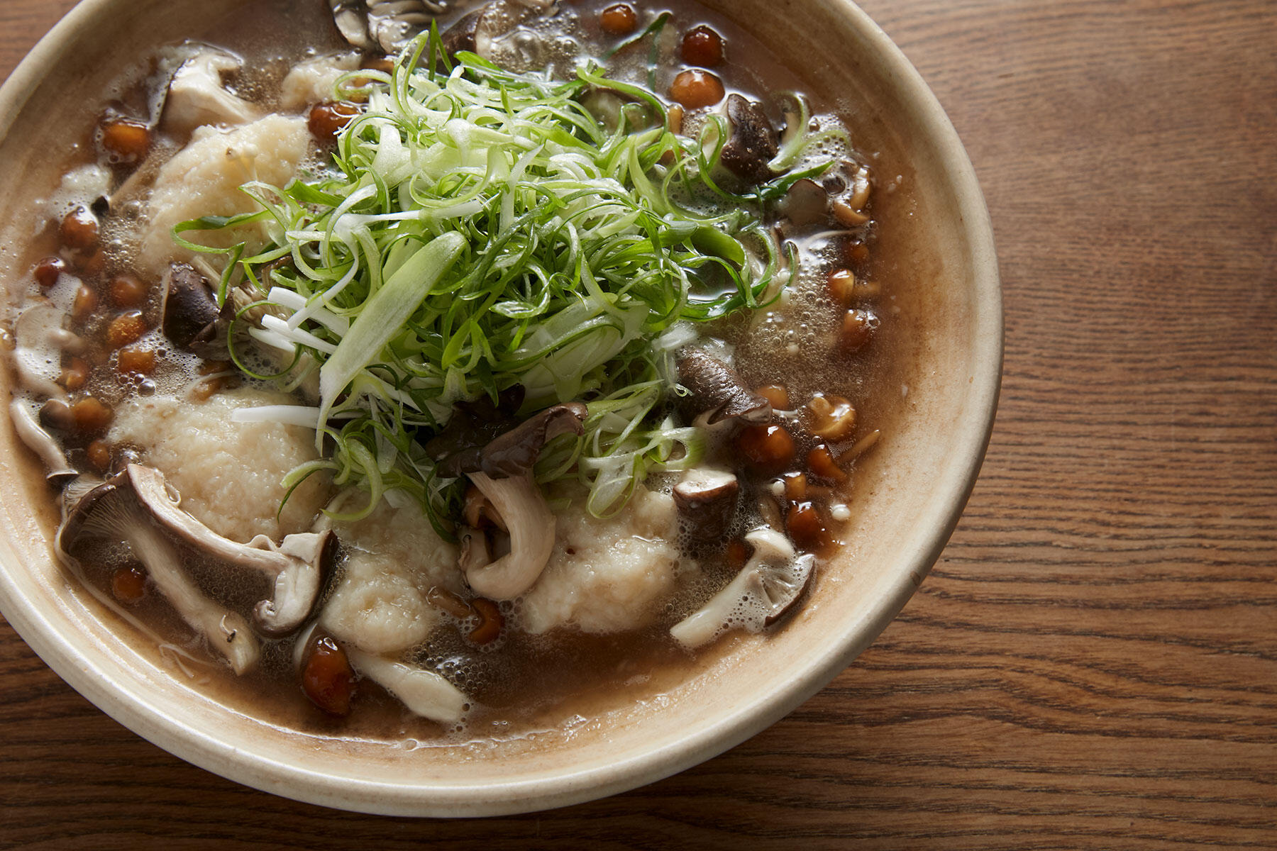 ふわふわの食べ心地がたまらない“とろろ団子きのこ鍋”