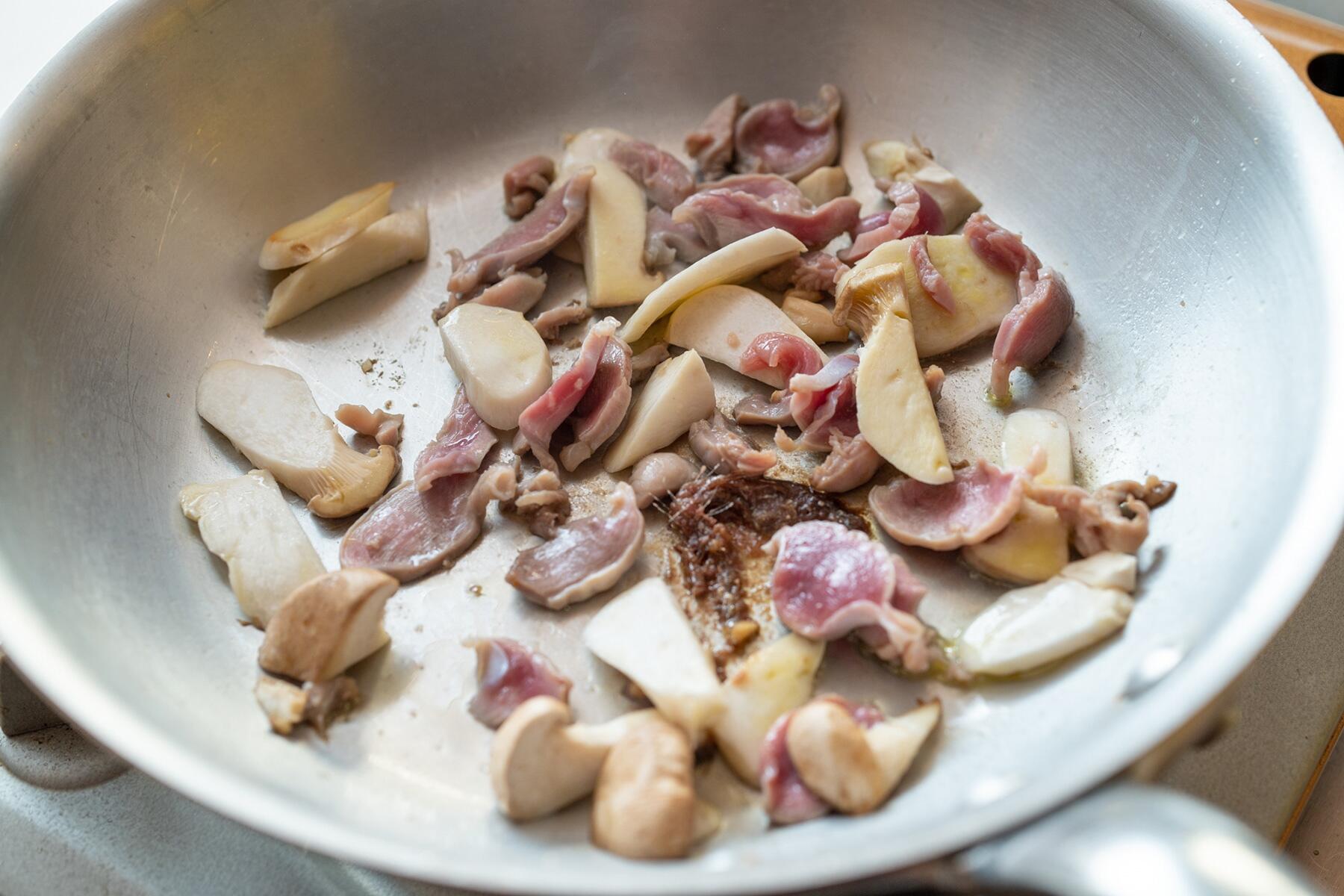 具材に火を入れる