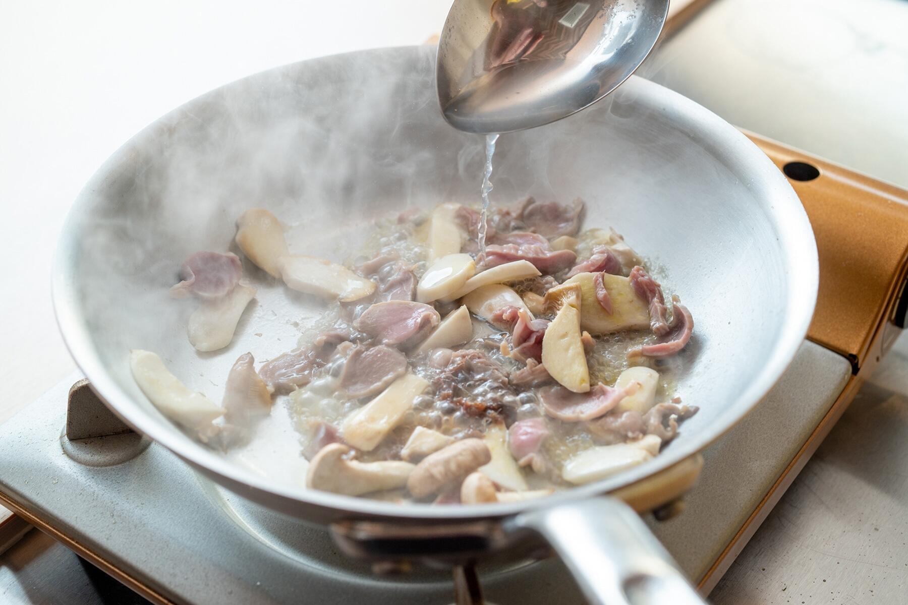 具材に火を入れる