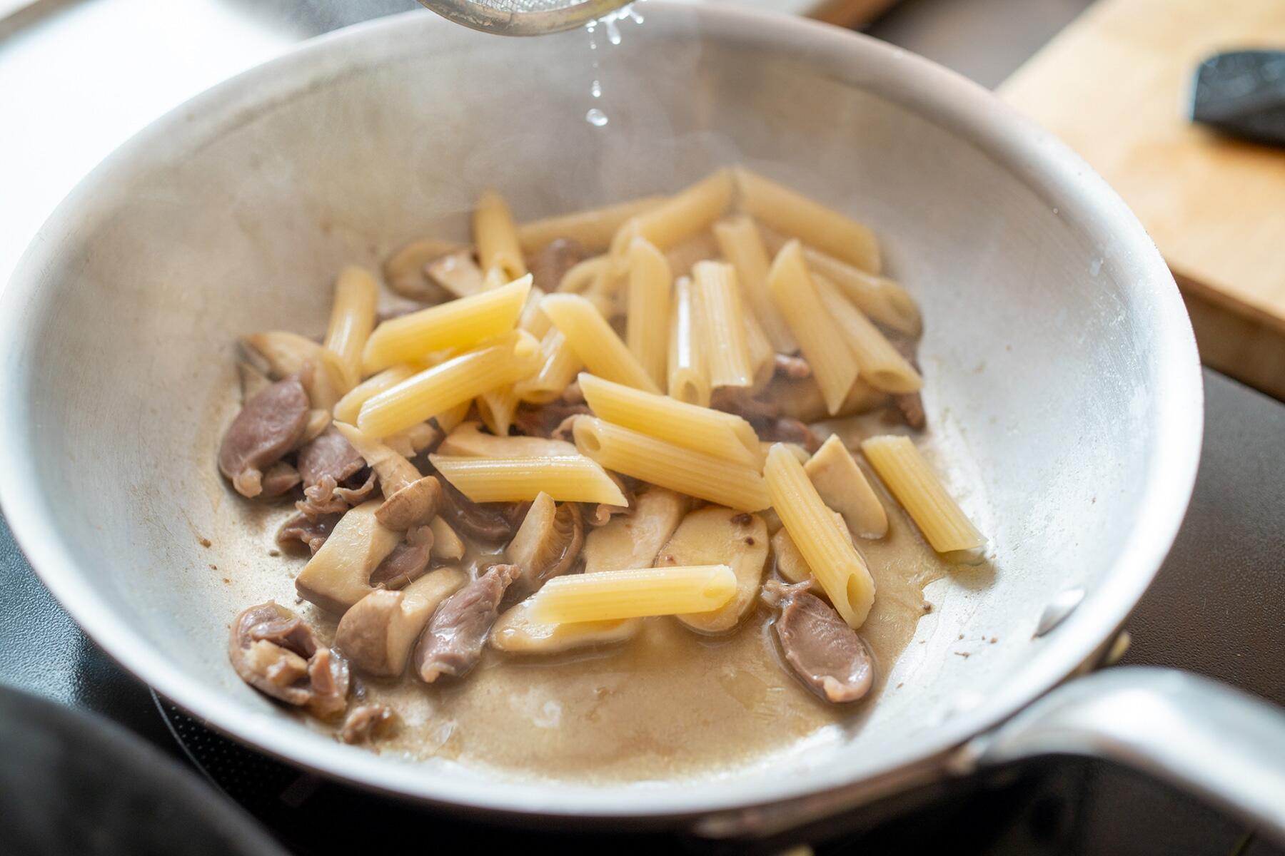 ペンネを和える